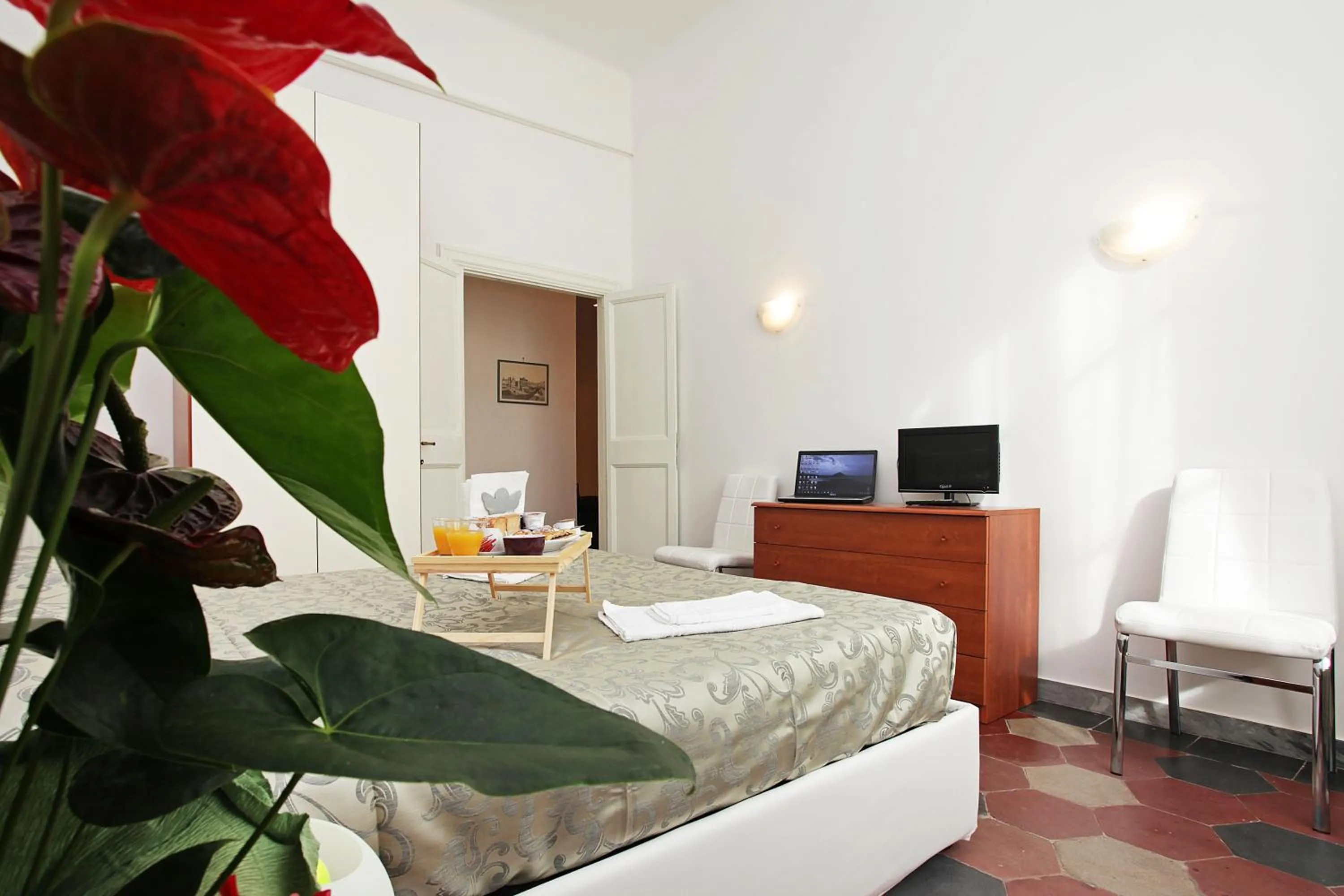 Bedroom, Bed in Angels In Rome