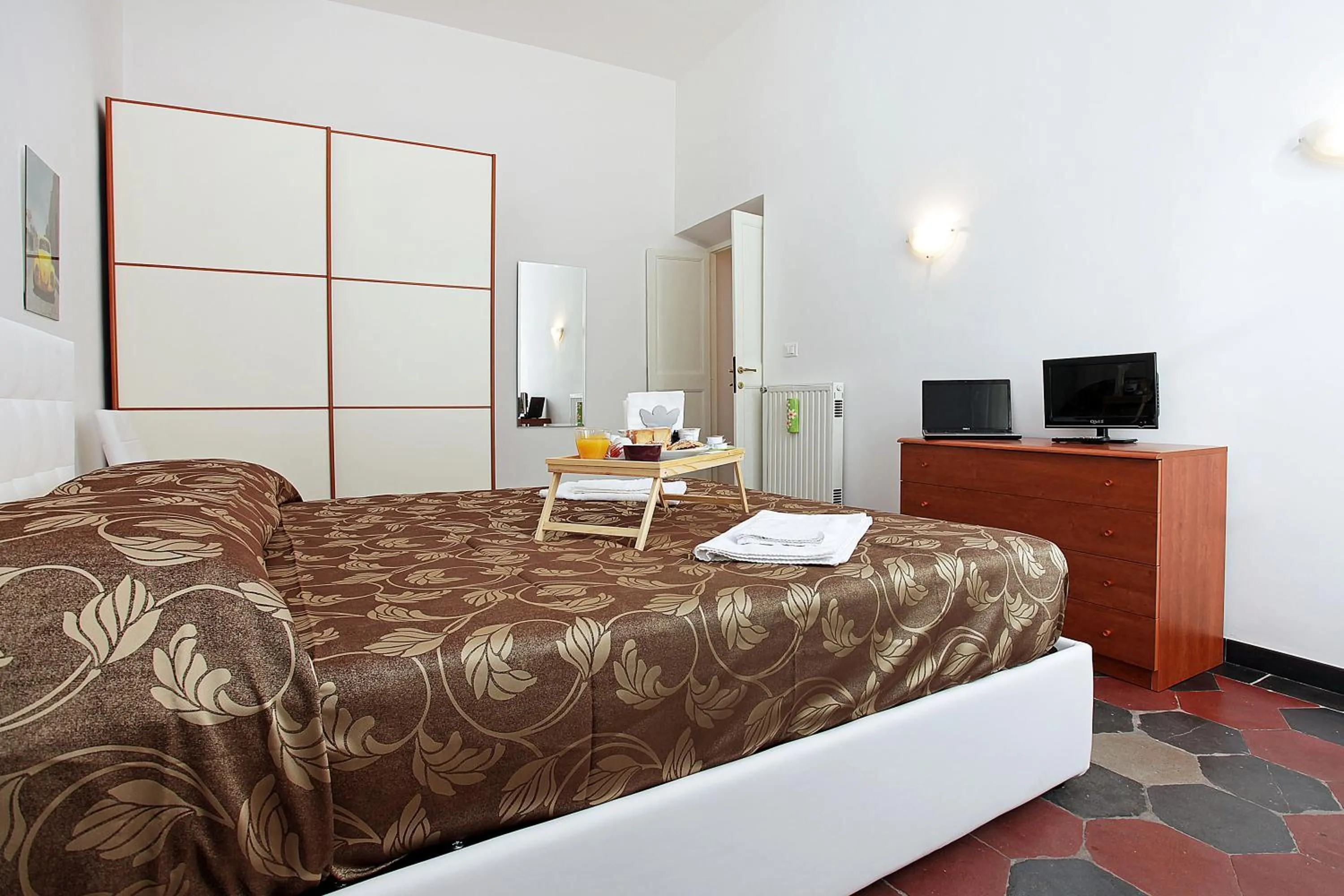 Bedroom, Bed in Angels In Rome