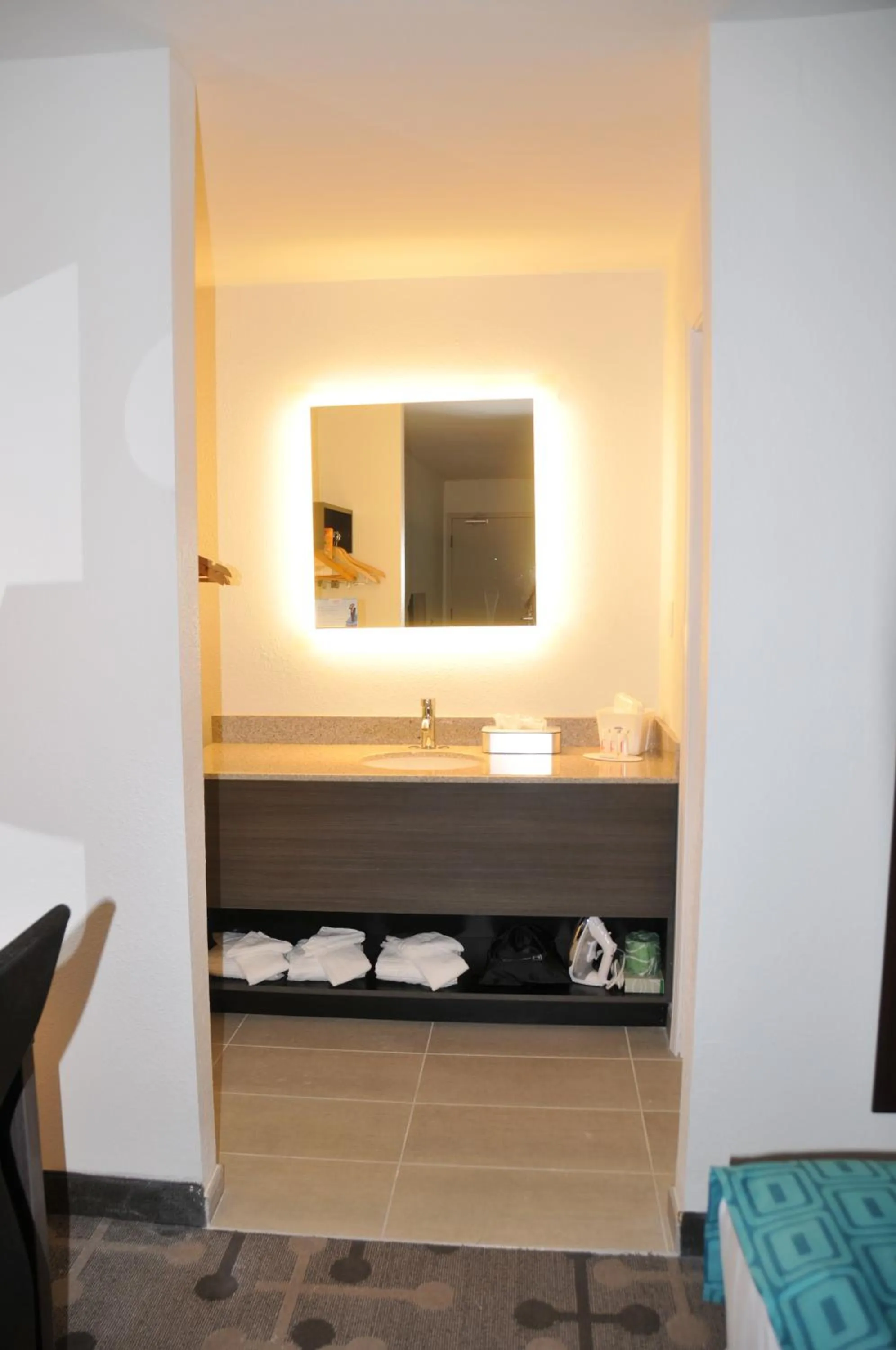 Bathroom, Bed in Howard Johnson by Wyndham Florence