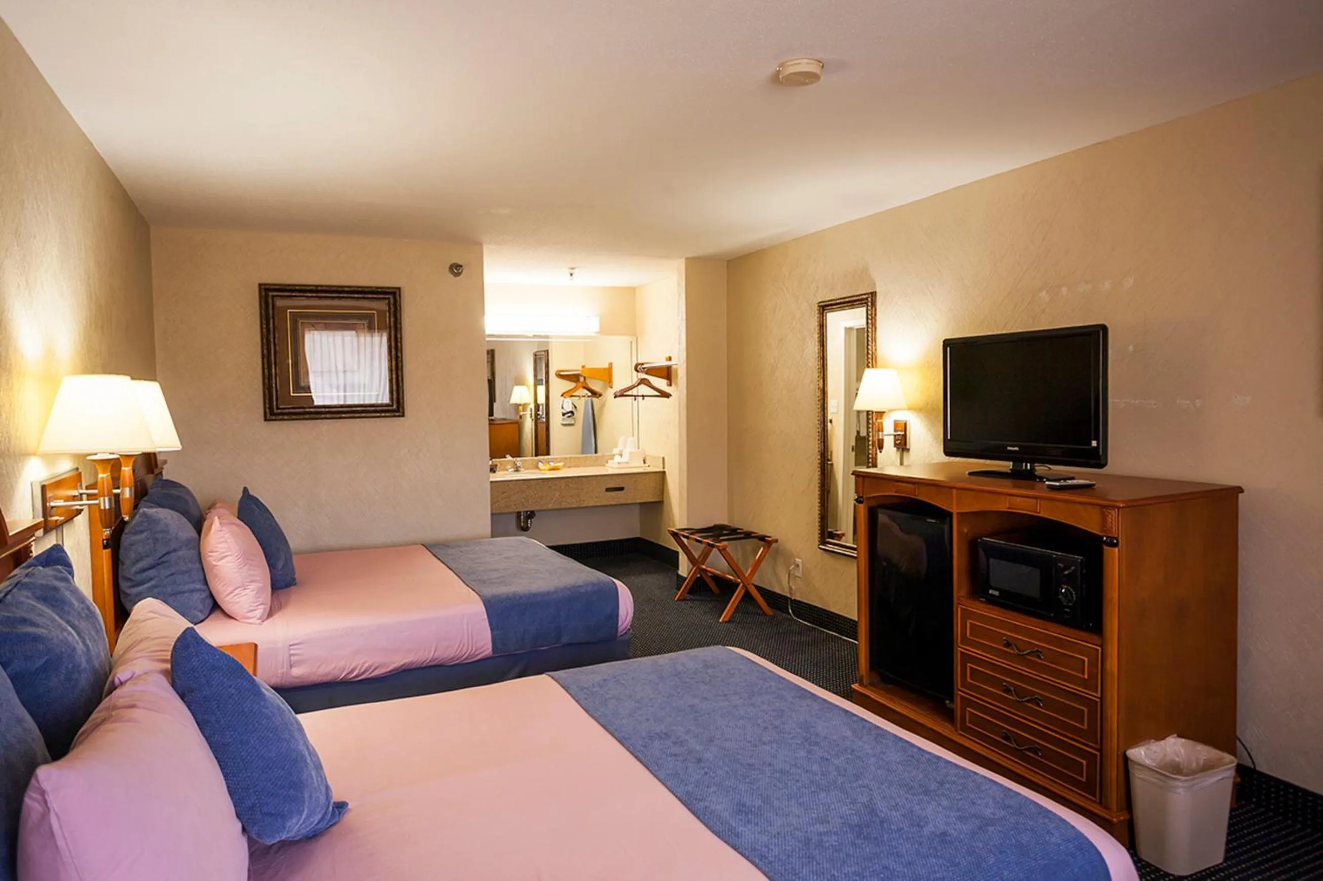 Bed in Downtowner Inn and Suites - Houston