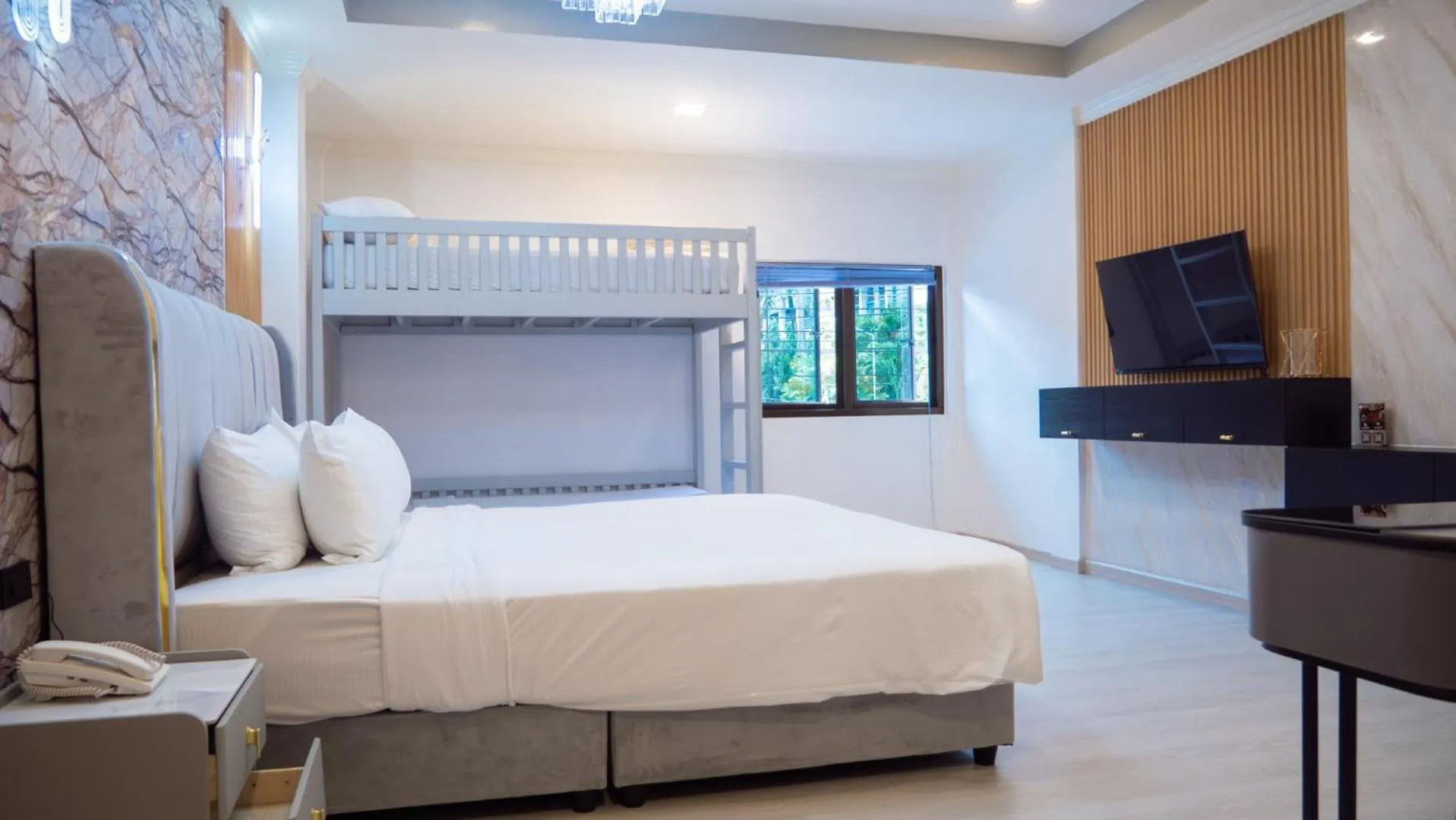 Photo of the whole room, Bed in Baumanburi Hotel Patong