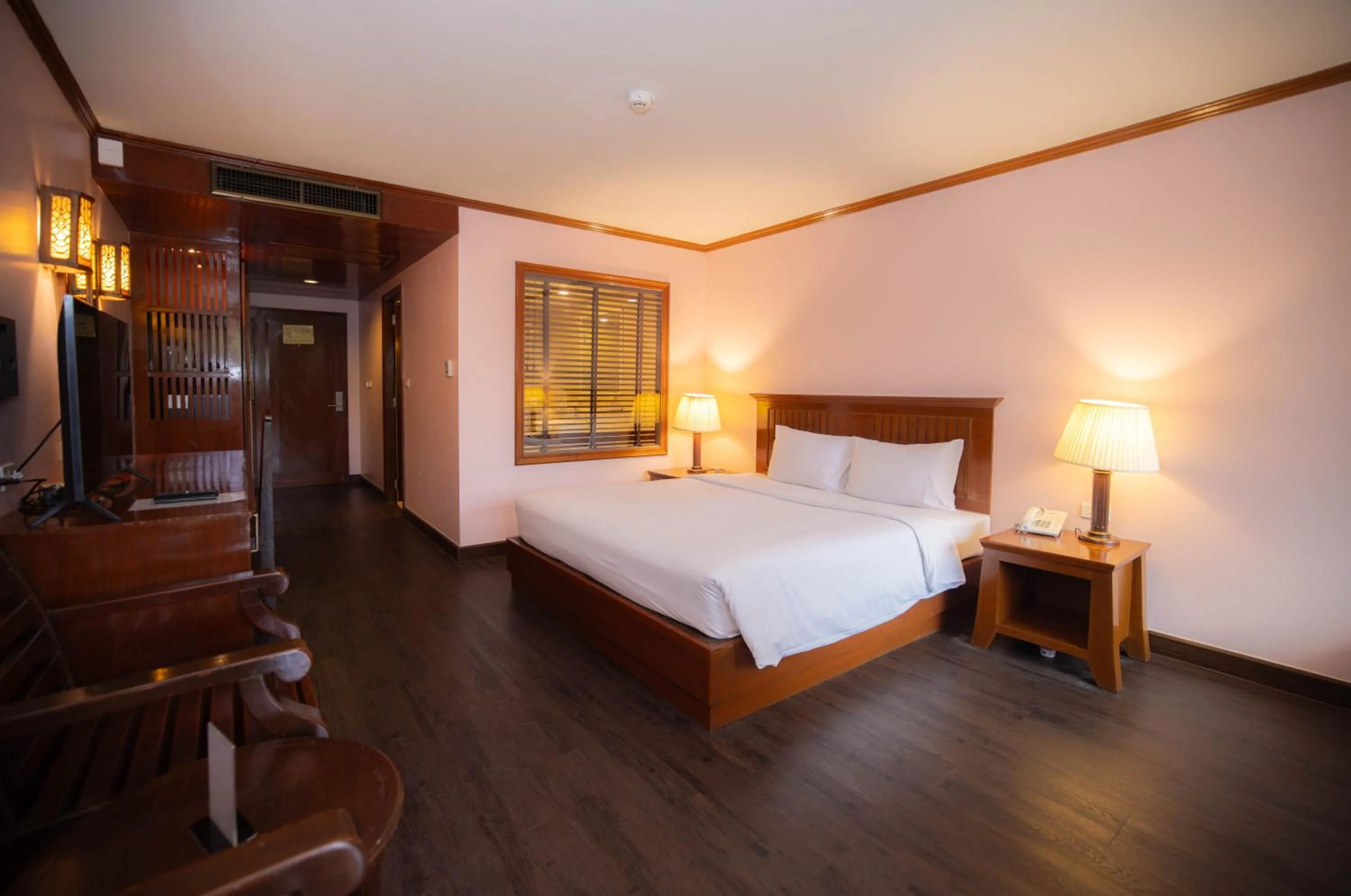 Bed in Baumanburi Hotel Patong