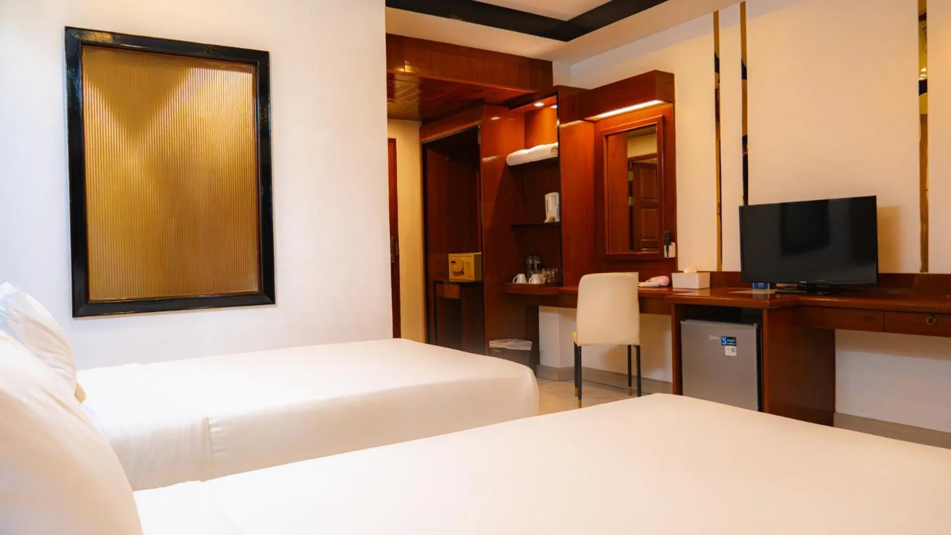 Bed in Baumanburi Hotel Patong