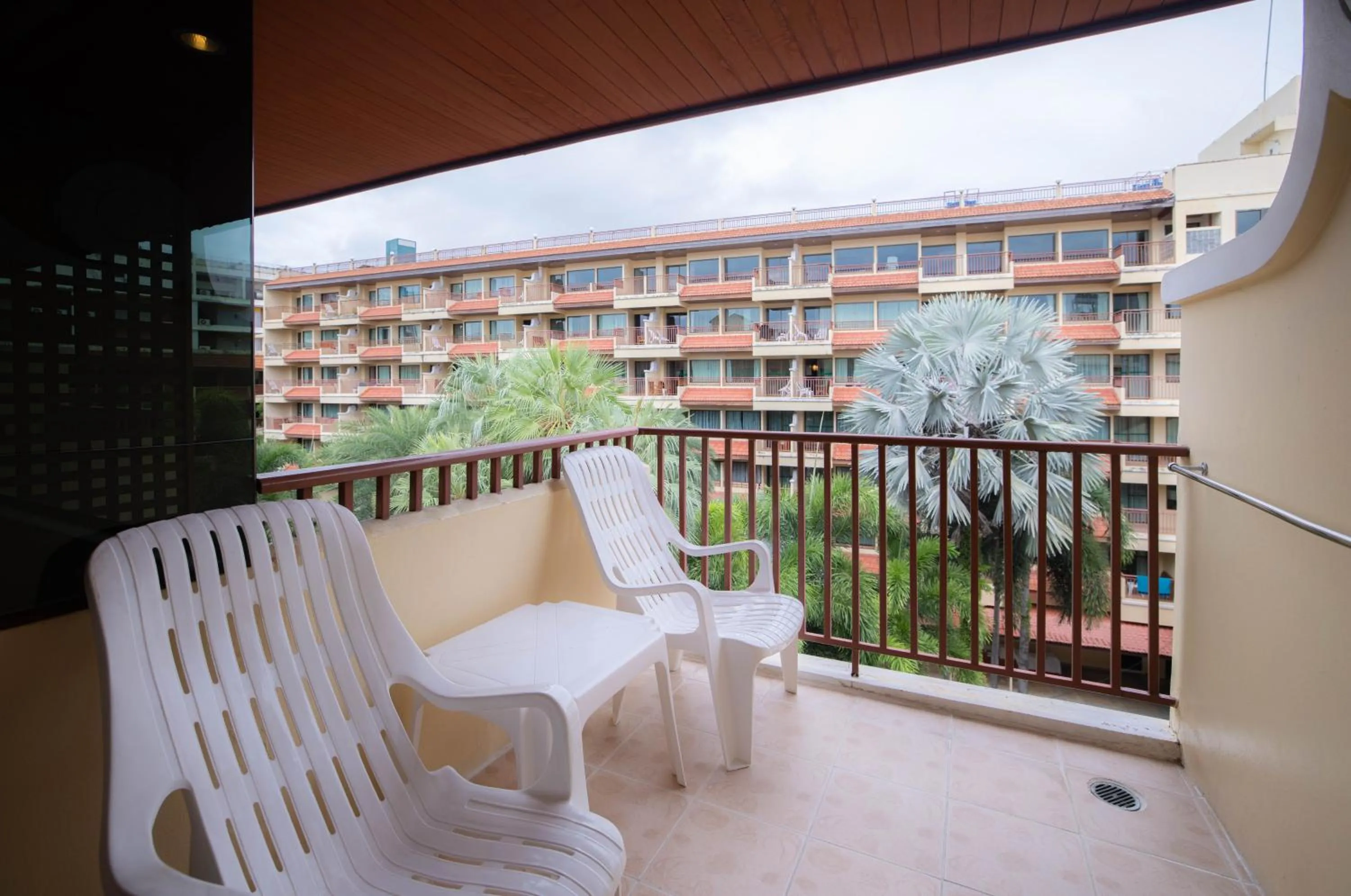 Balcony/Terrace in Baumanburi Hotel Patong
