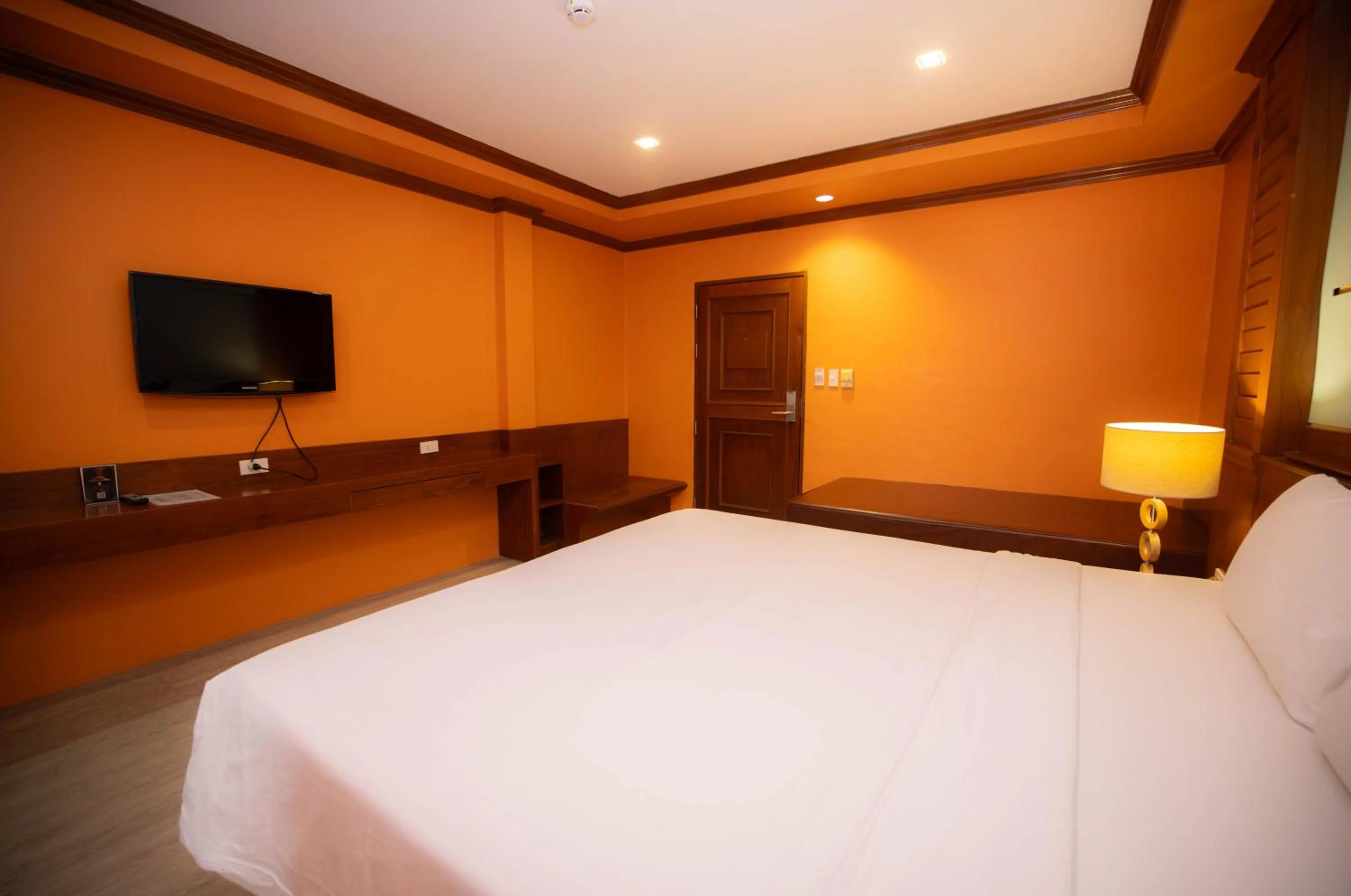Bed in Baumanburi Hotel Patong