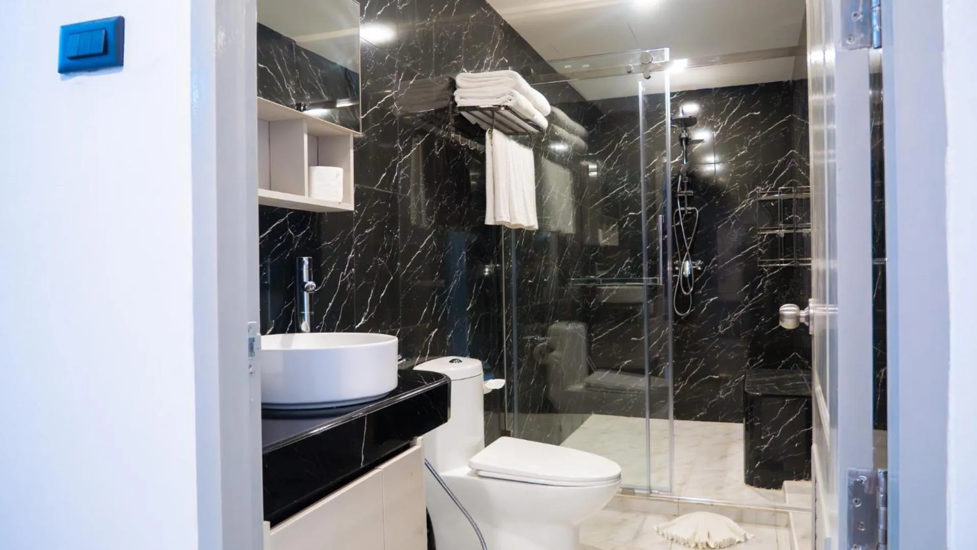 Bathroom in Baumanburi Hotel Patong