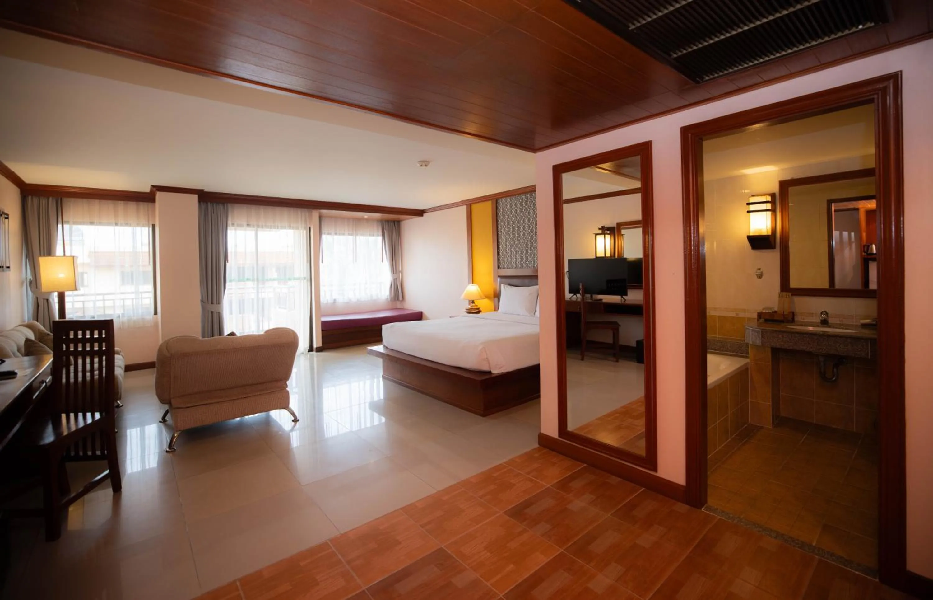 Bed in Baumanburi Hotel Patong