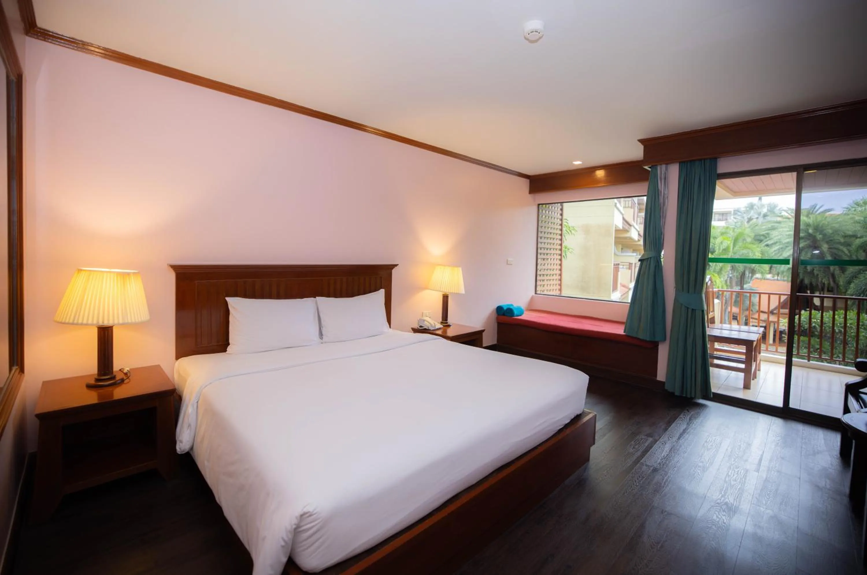 Bed in Baumanburi Hotel Patong