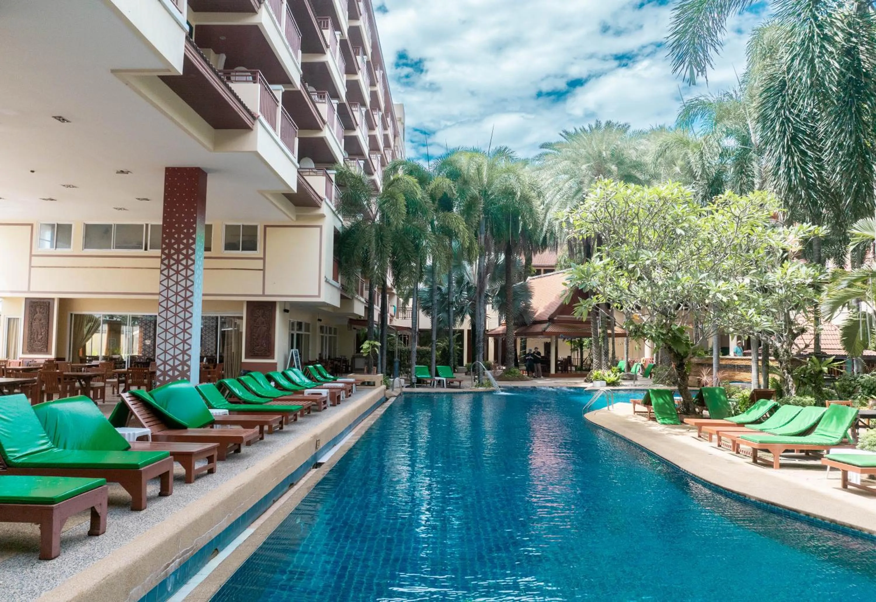 Swimming pool in Baumanburi Hotel Patong