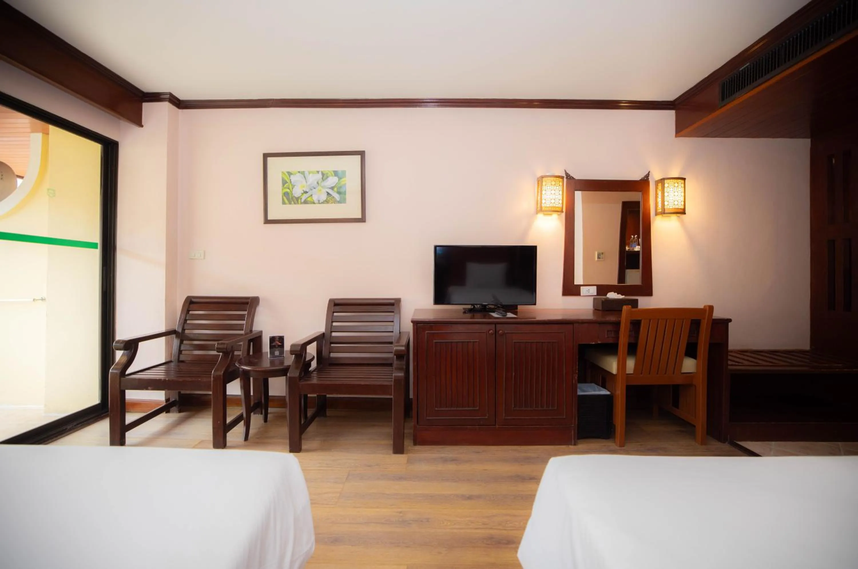 Photo of the whole room, Bed in Baumanburi Hotel Patong