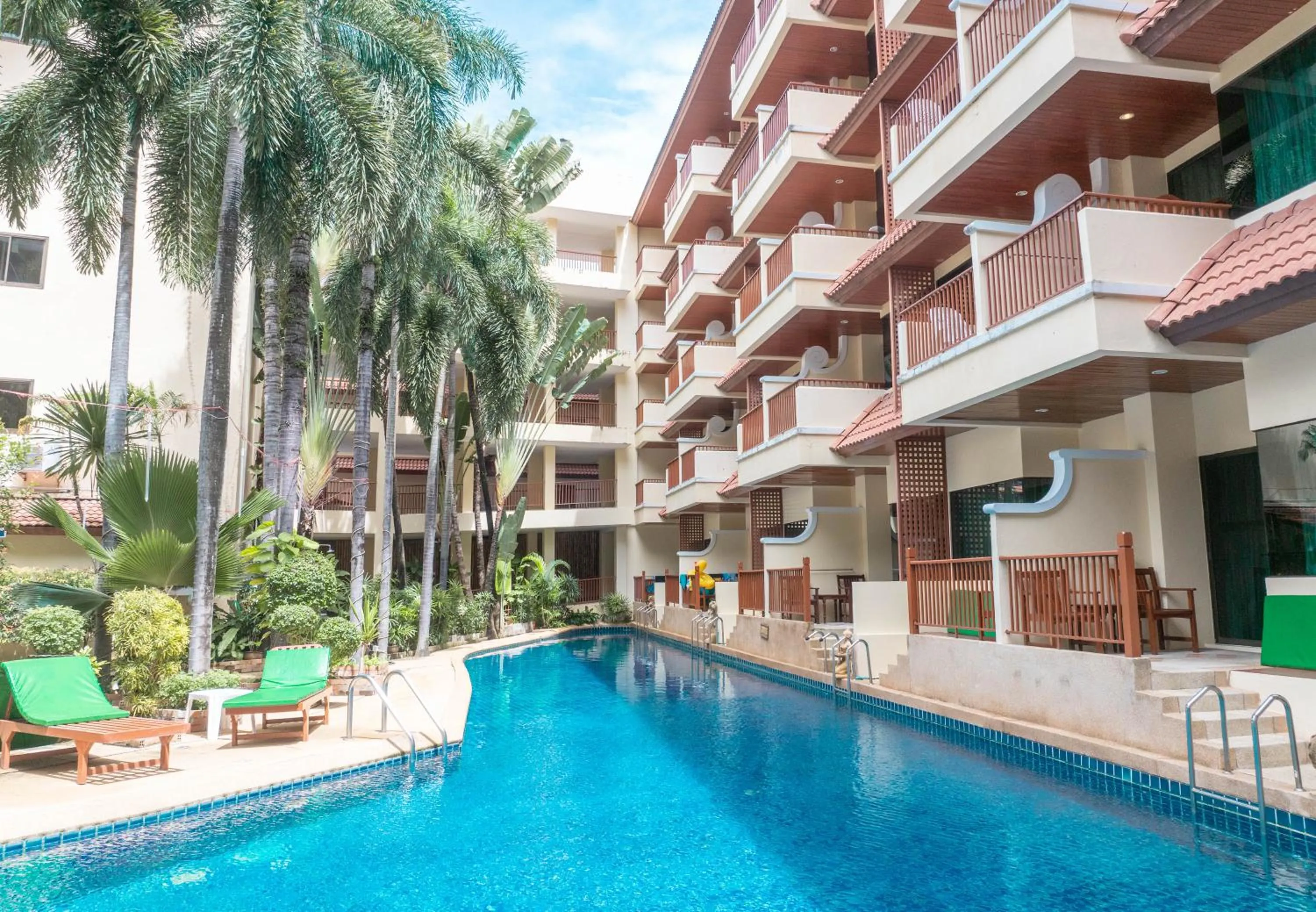 Swimming pool in Baumanburi Hotel Patong