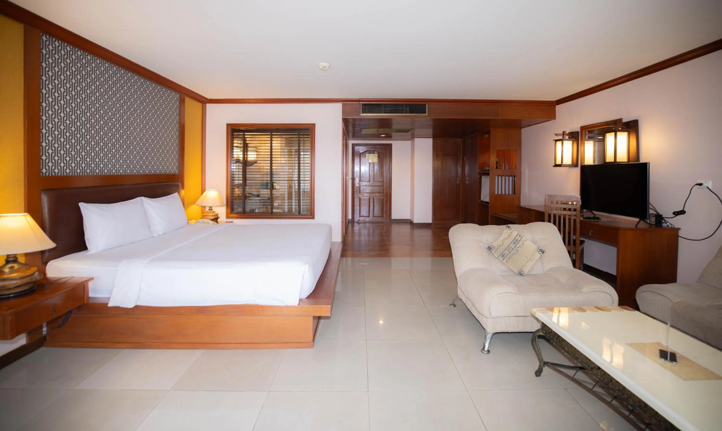 Bed in Baumanburi Hotel Patong