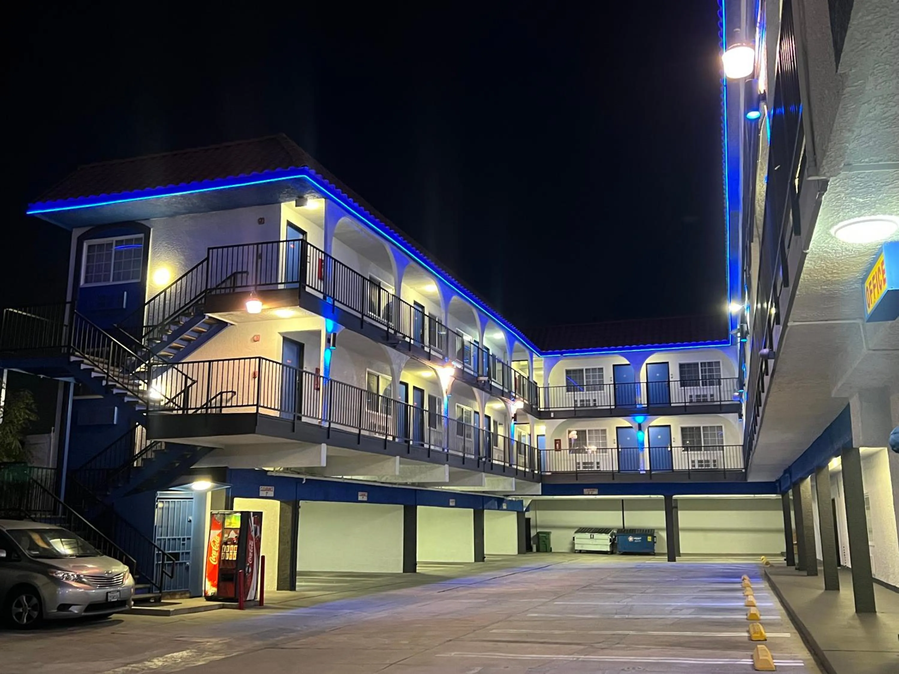 Property building in Cloud 9 Inn LAX