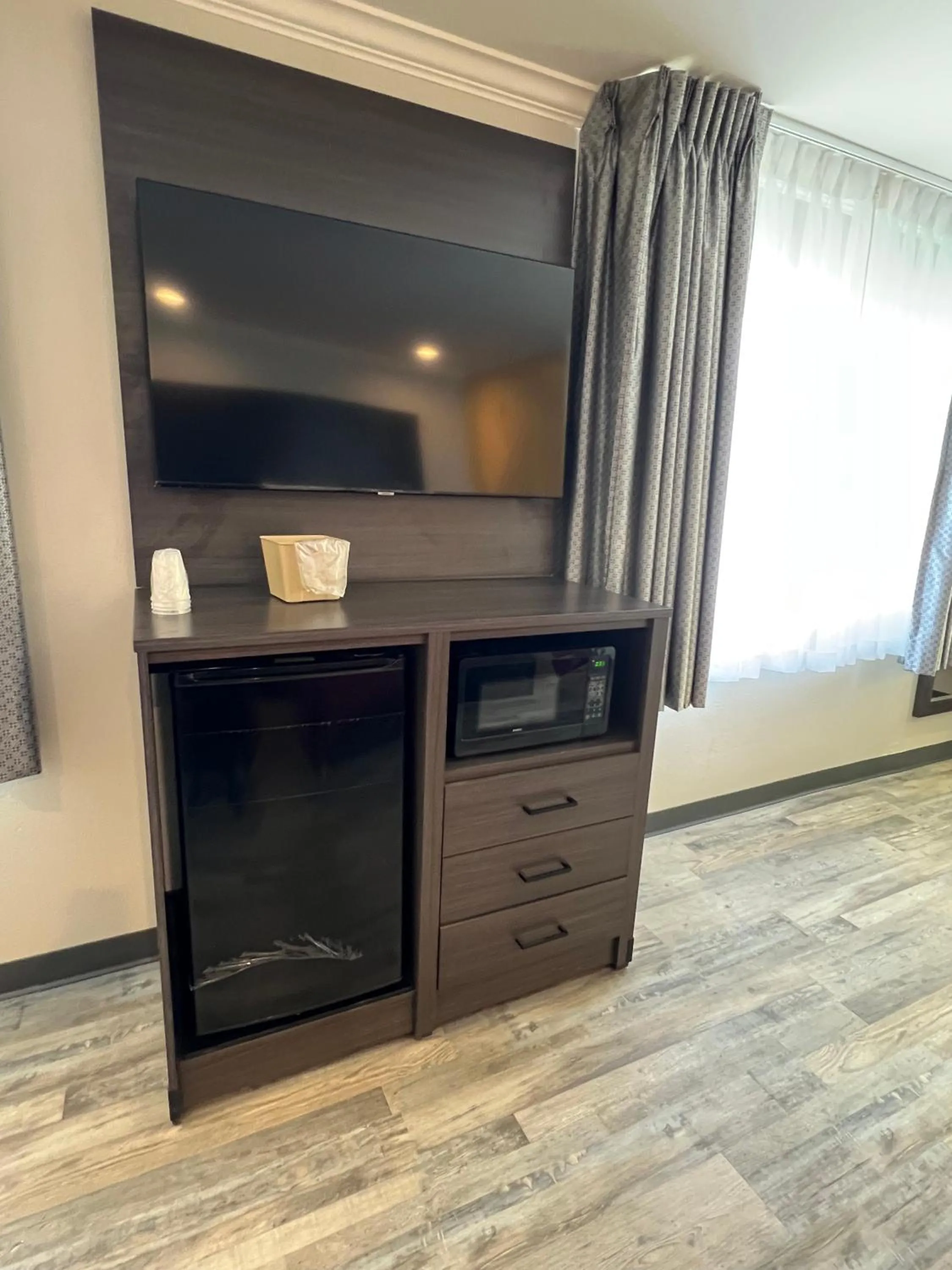 TV and multimedia in Cloud 9 Inn LAX