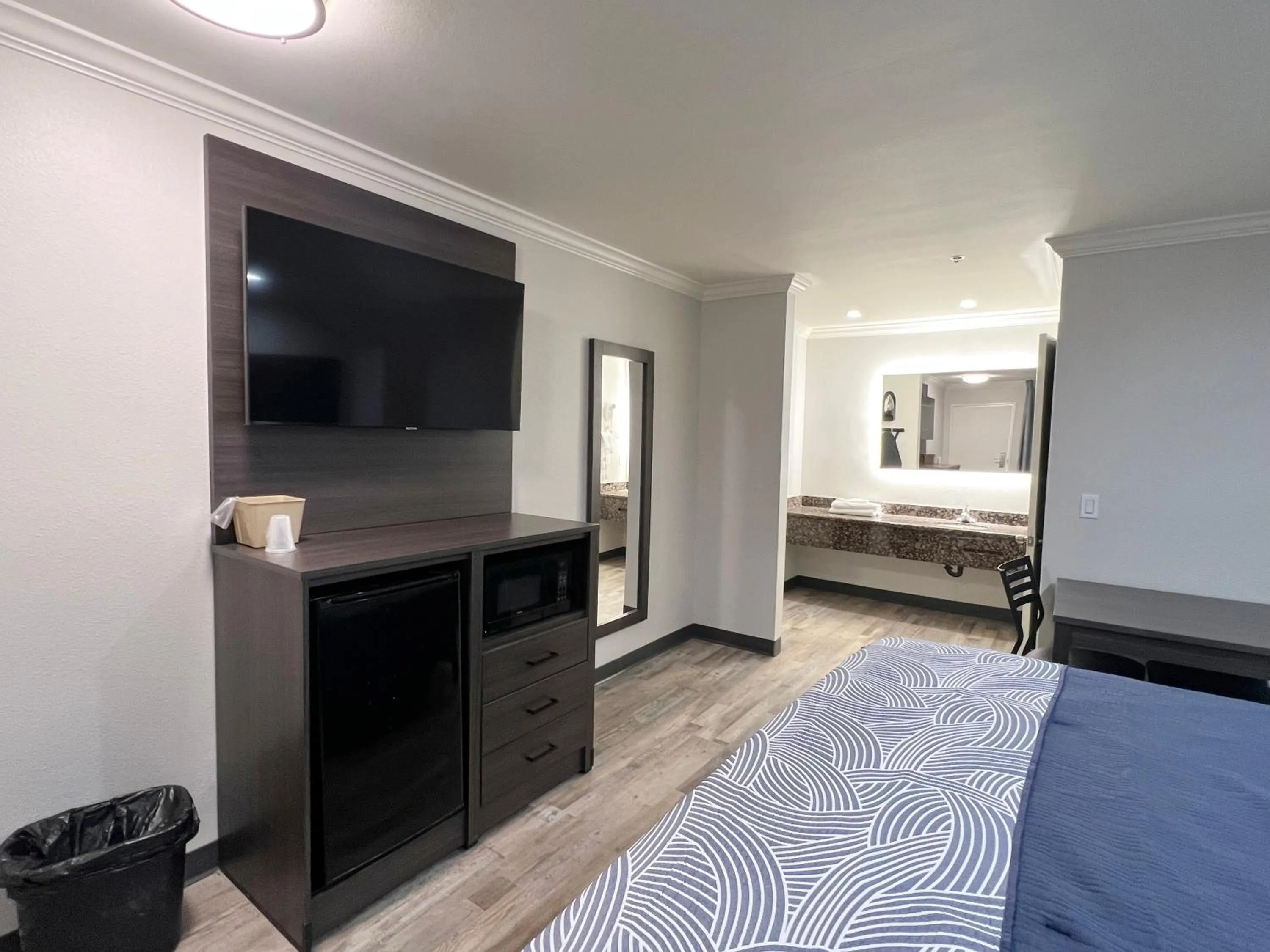 Communal lounge/ TV room, Bed in Cloud 9 Inn LAX