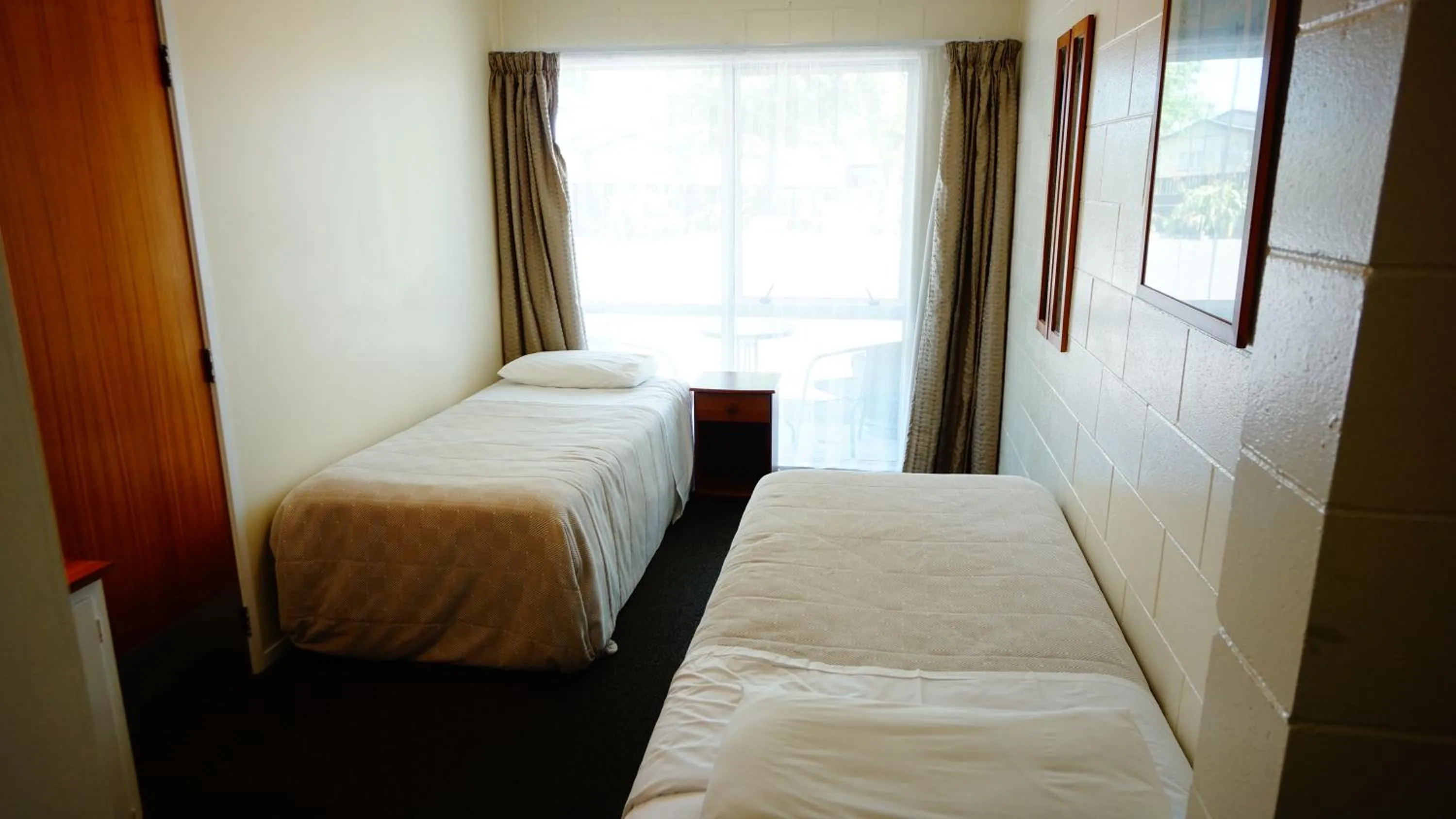 Photo of the whole room, Bed in Waihi Motel