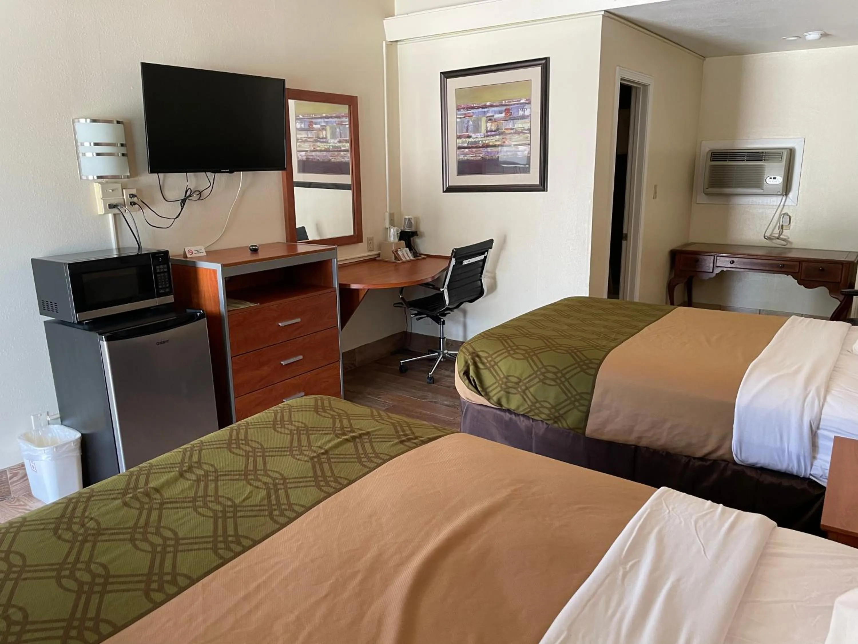 Bed in Evergreen Inn and R.V.