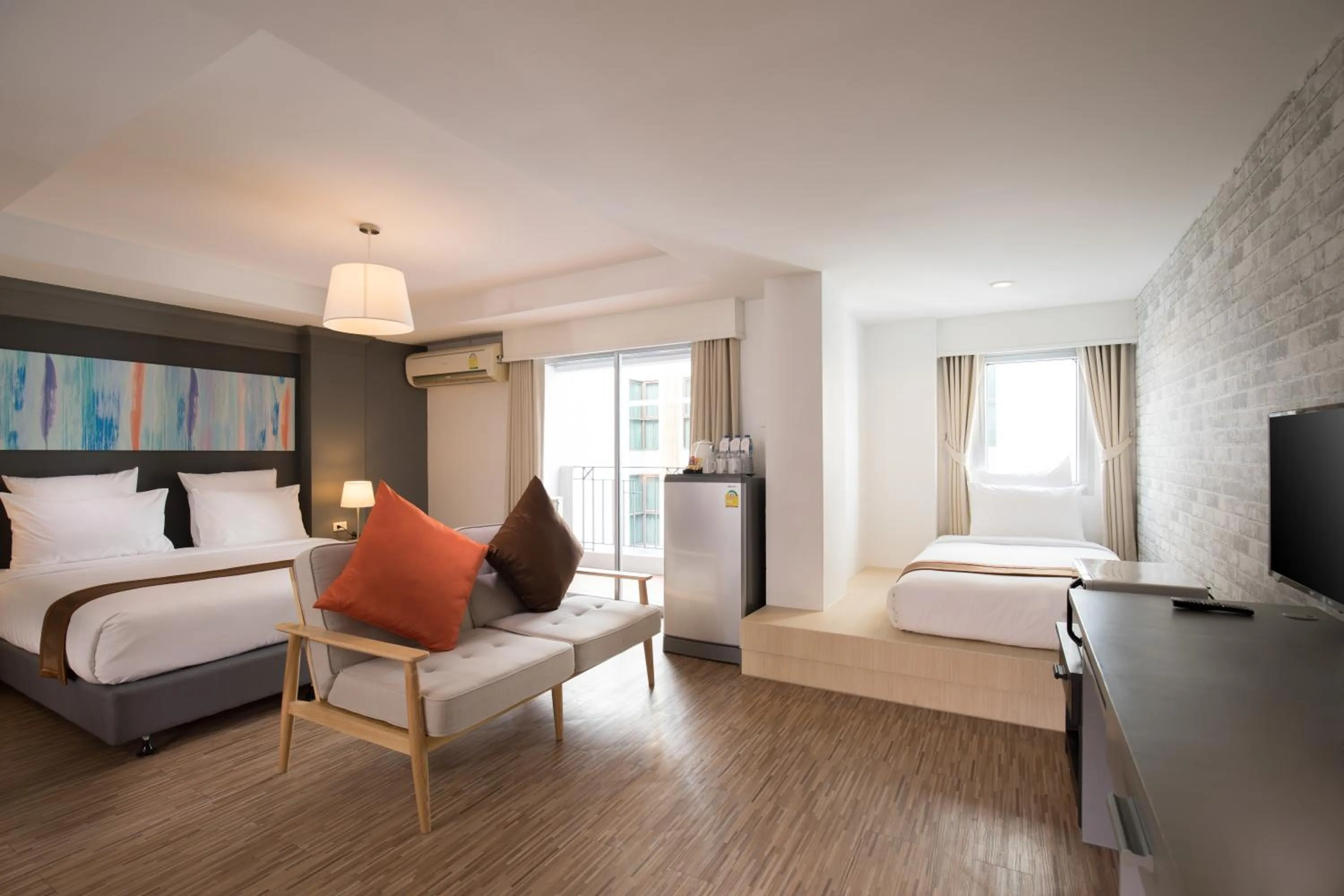 Photo of the whole room, Bed in Journeyhub Pattaya Central