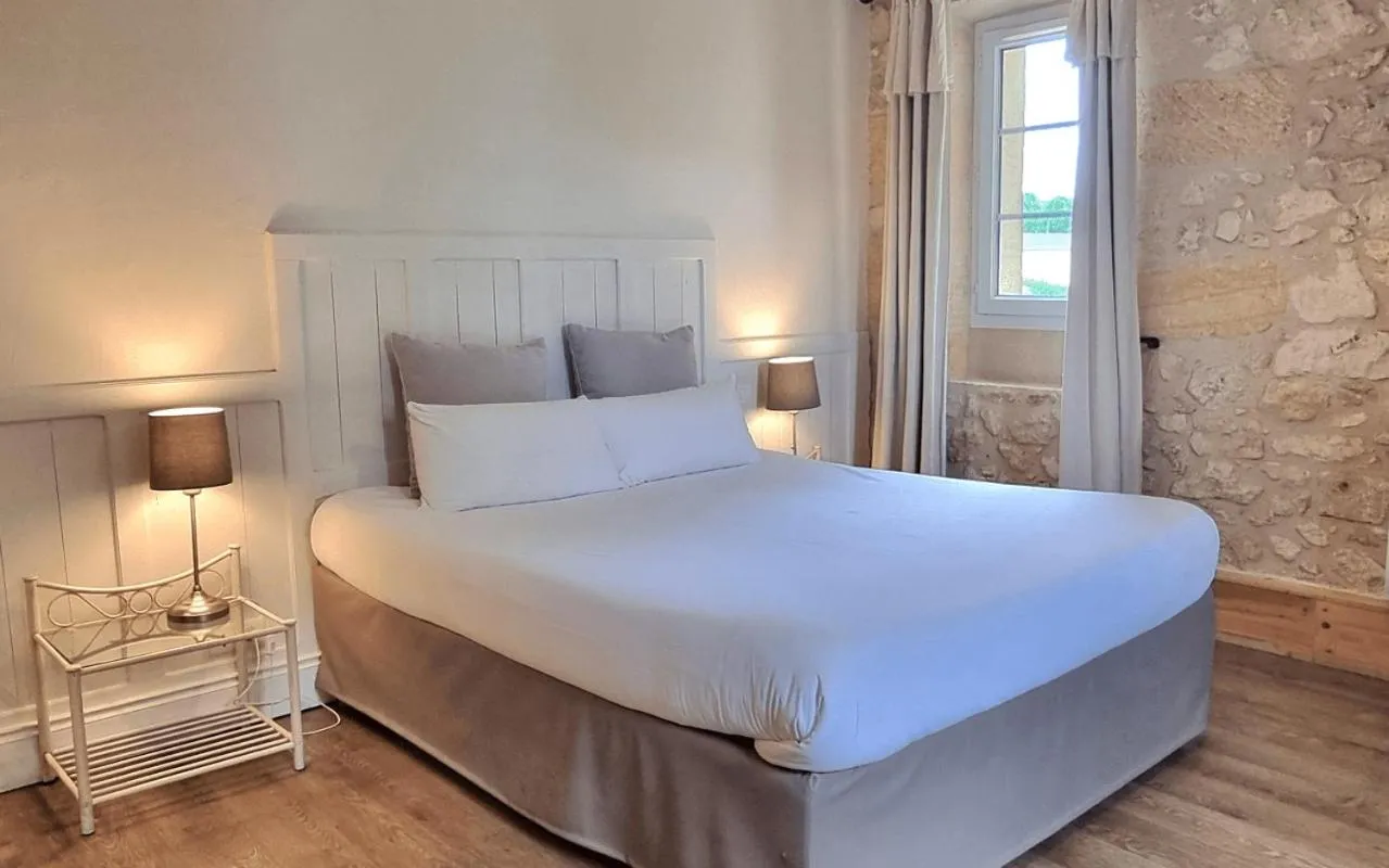 Bed in Demeures & Château - Fleur de Roques - Puisseguin Saint Emilion