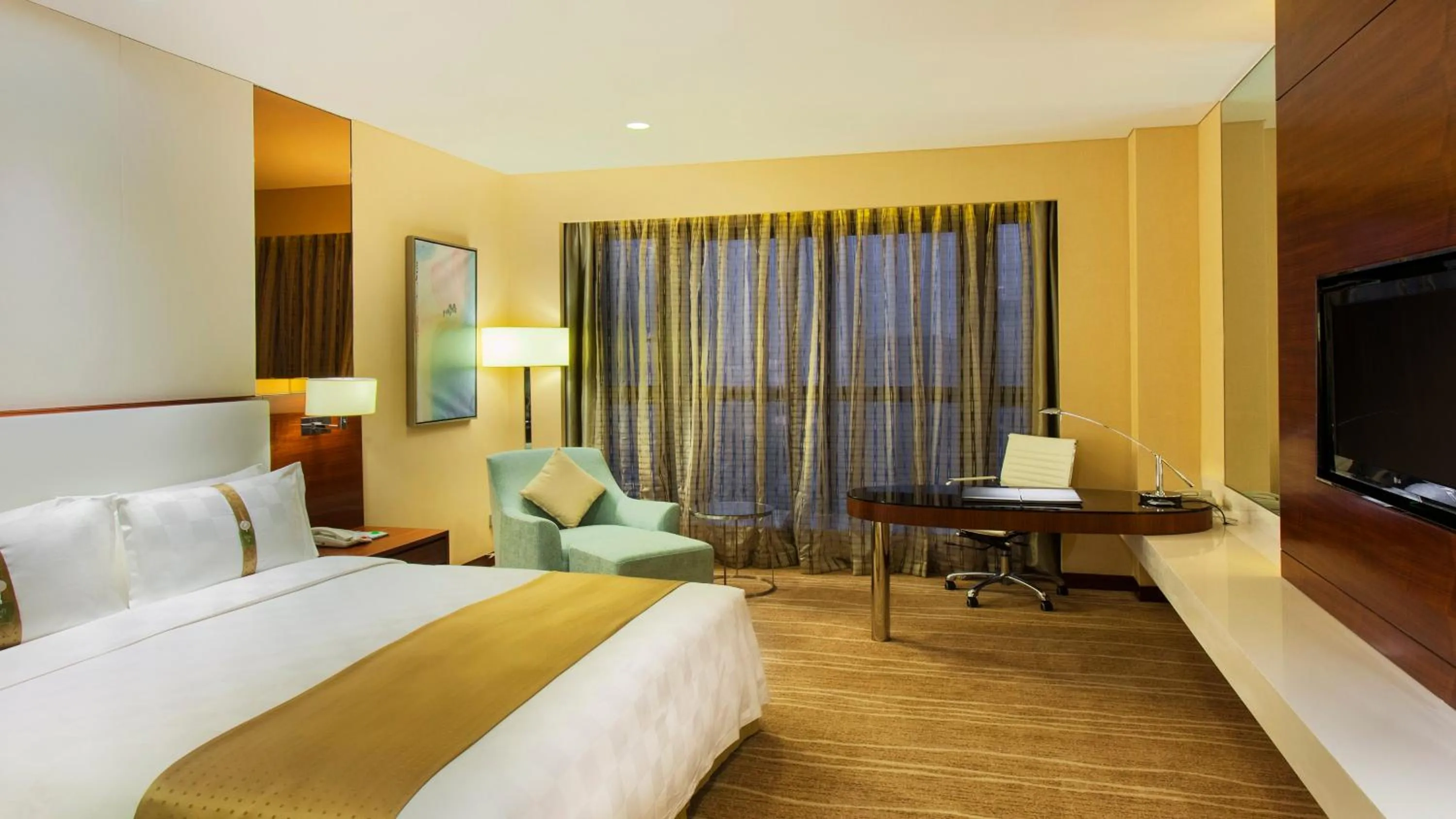 Photo of the whole room, Bed in Holiday Inn Chengdu Xindu by IHG