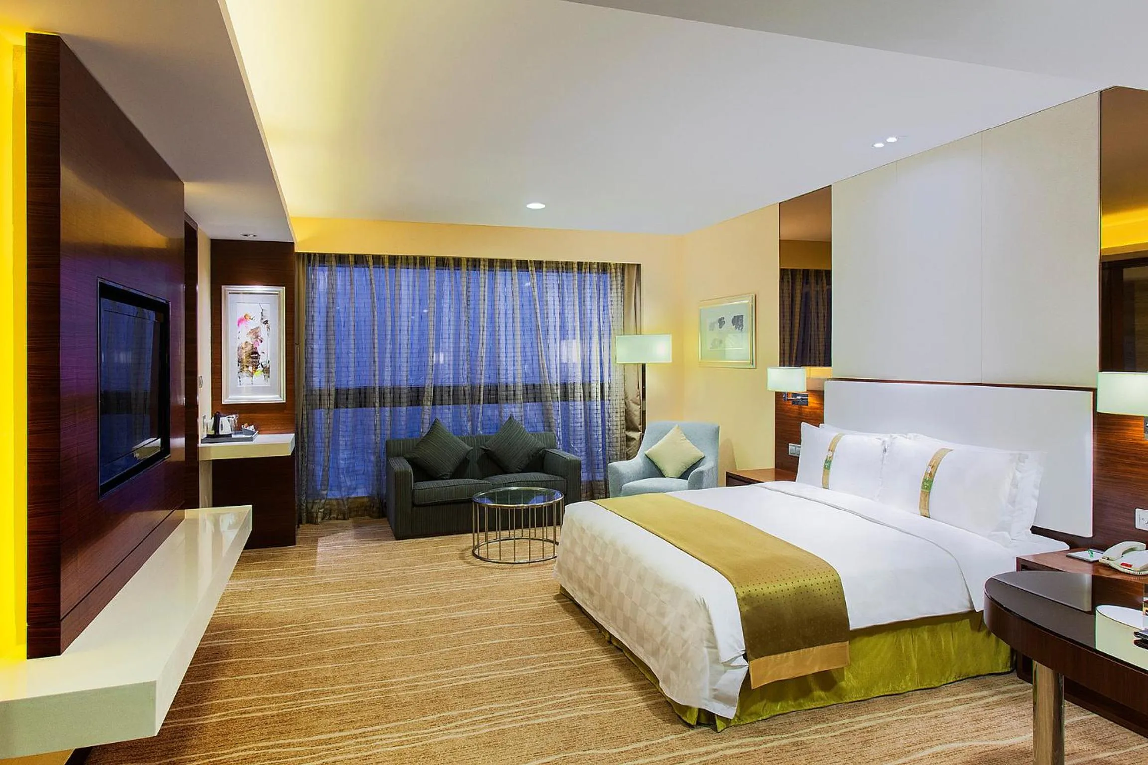 Photo of the whole room, Bed in Holiday Inn Chengdu Xindu by IHG