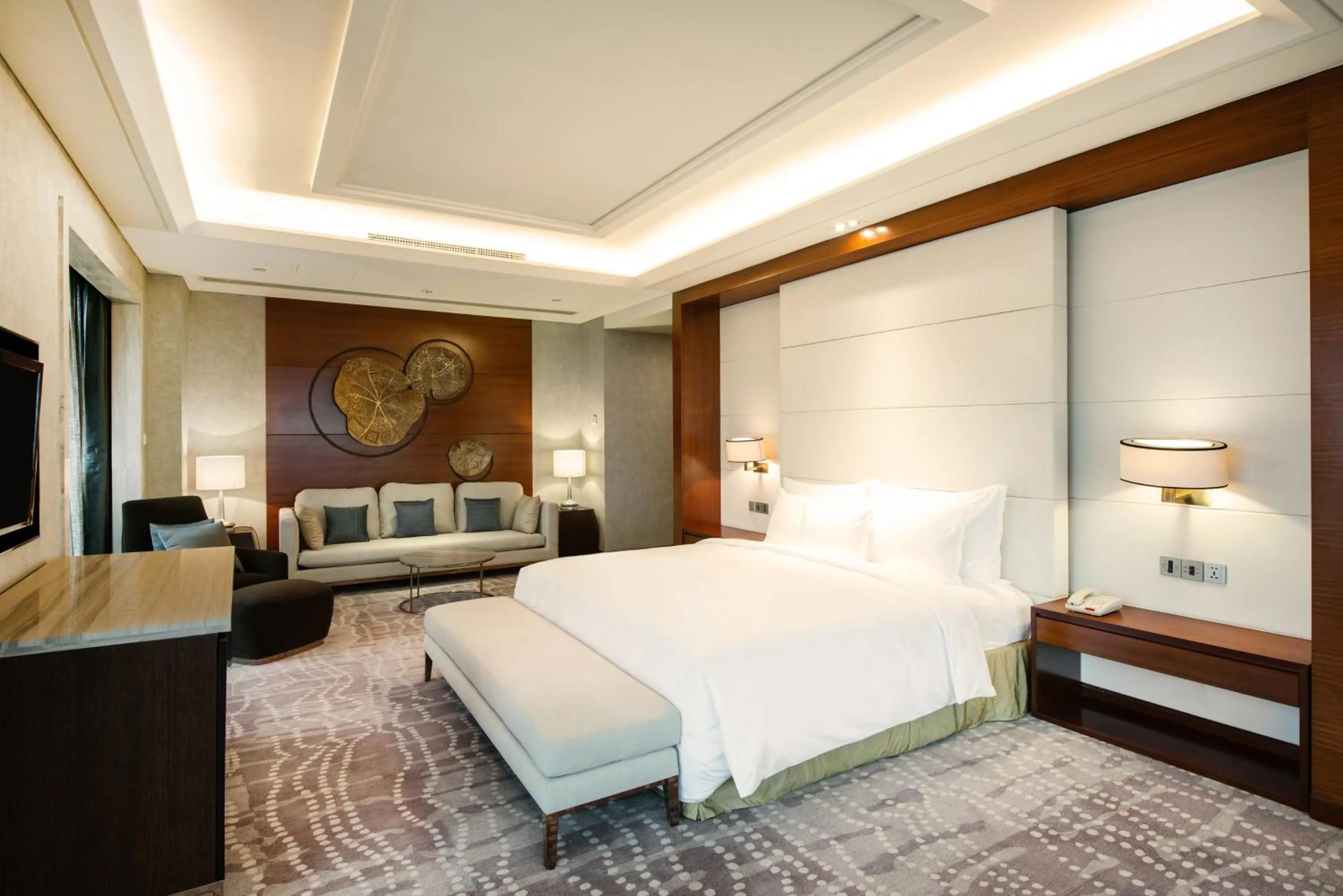 Photo of the whole room, Bed in Holiday Inn Chengdu Xindu by IHG