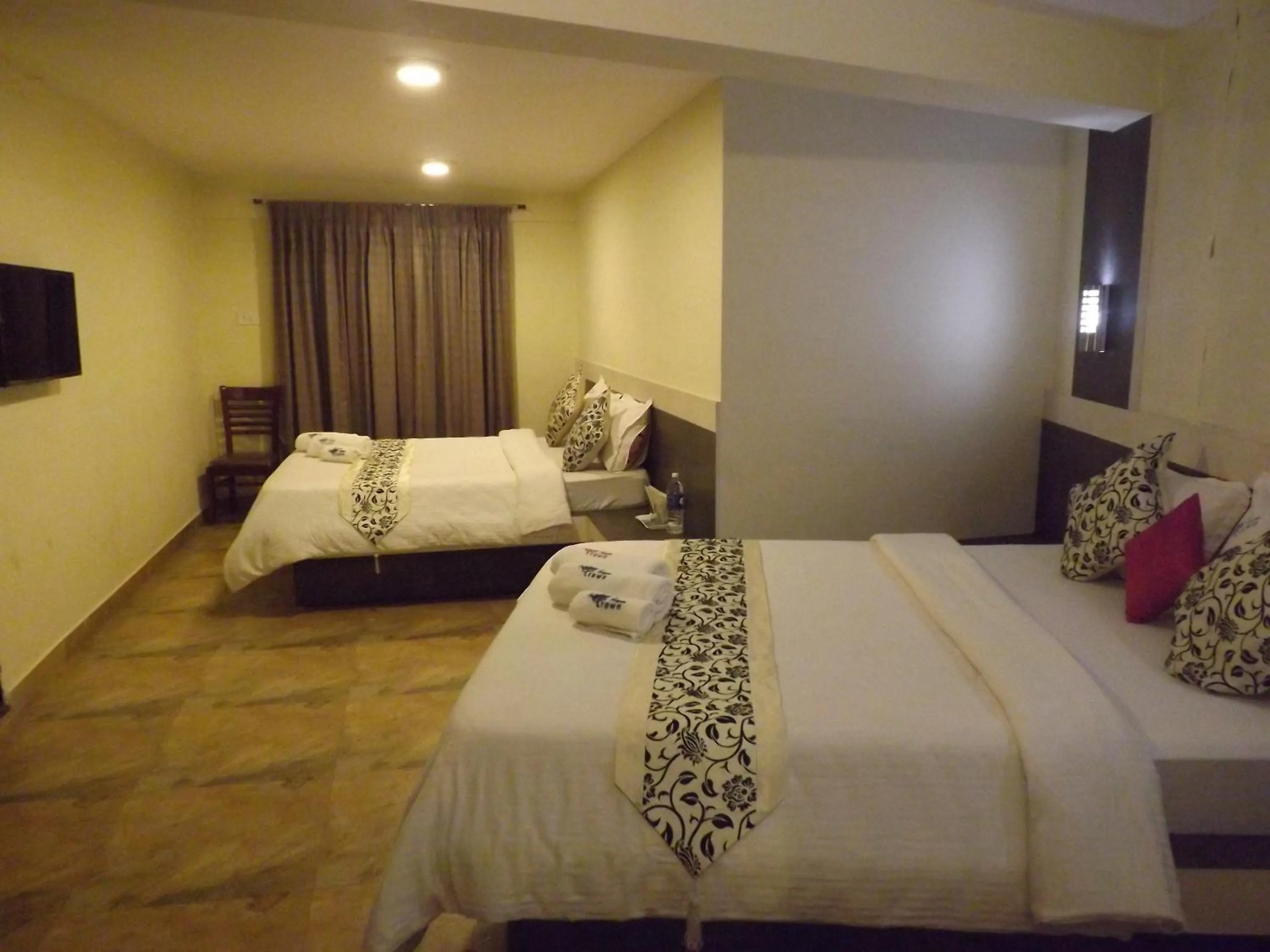 Photo of the whole room, Bed in The Majestic Crown