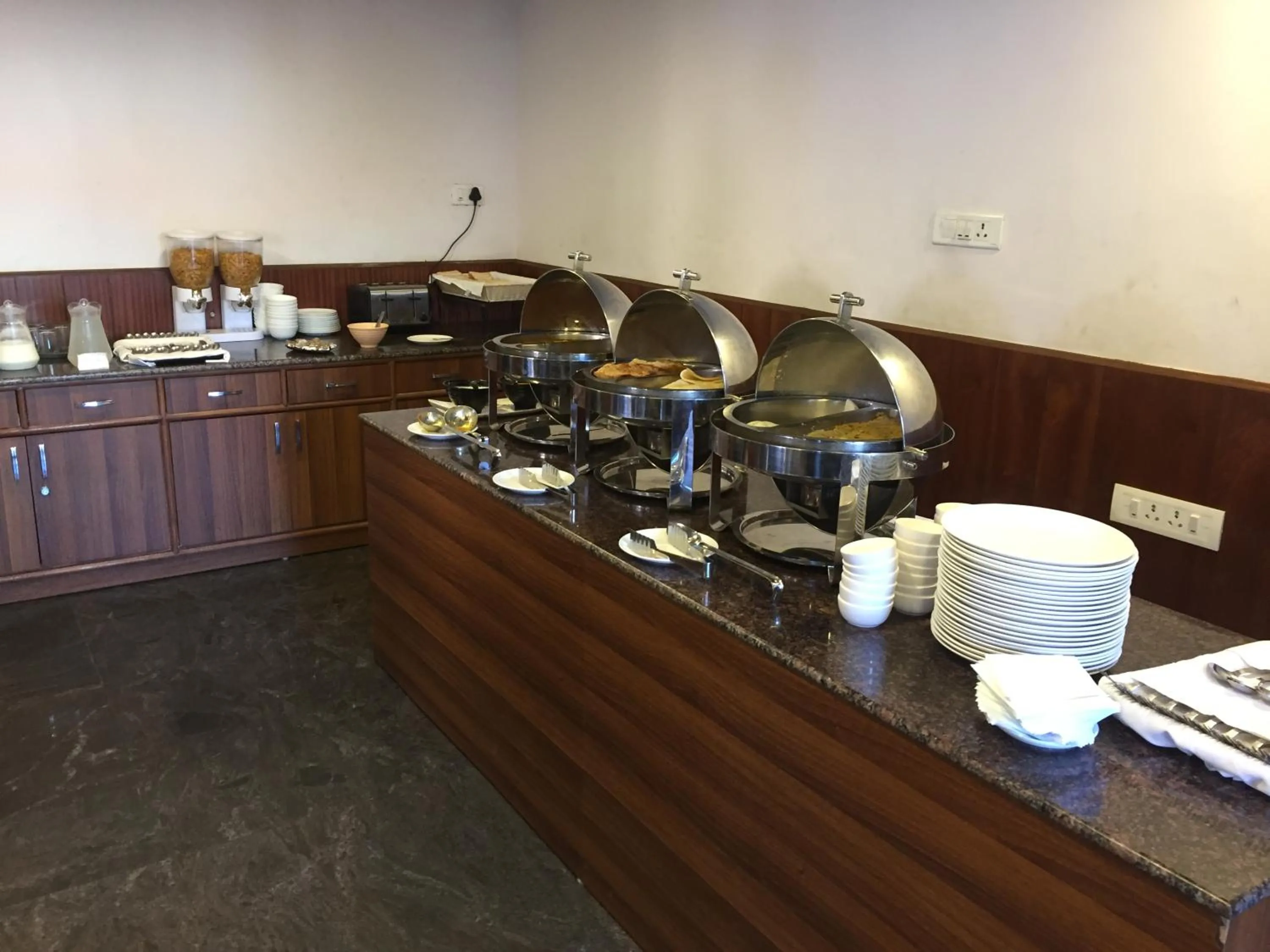 Restaurant/places to eat in The Majestic Crown