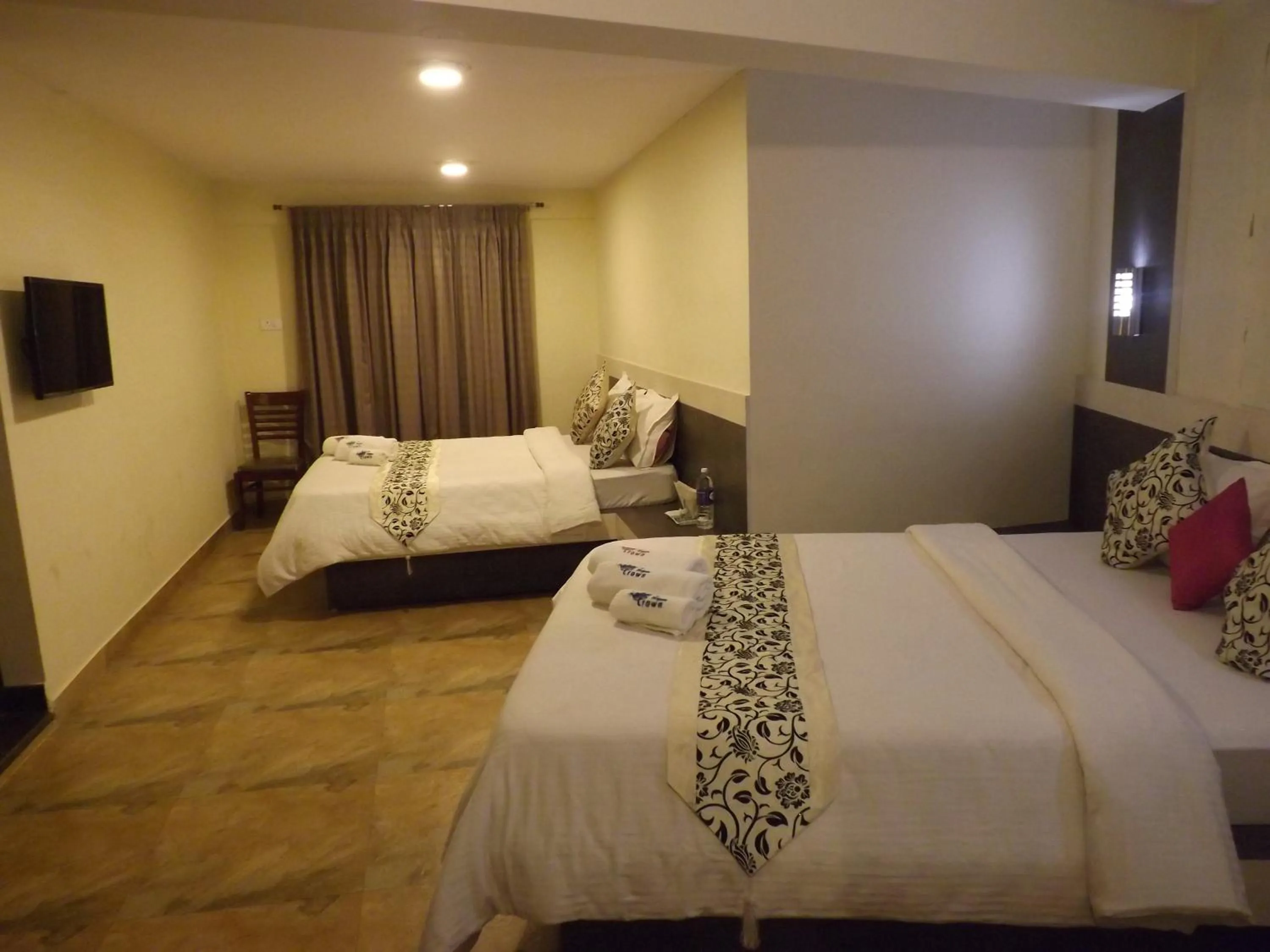 Photo of the whole room, Bed in The Majestic Crown