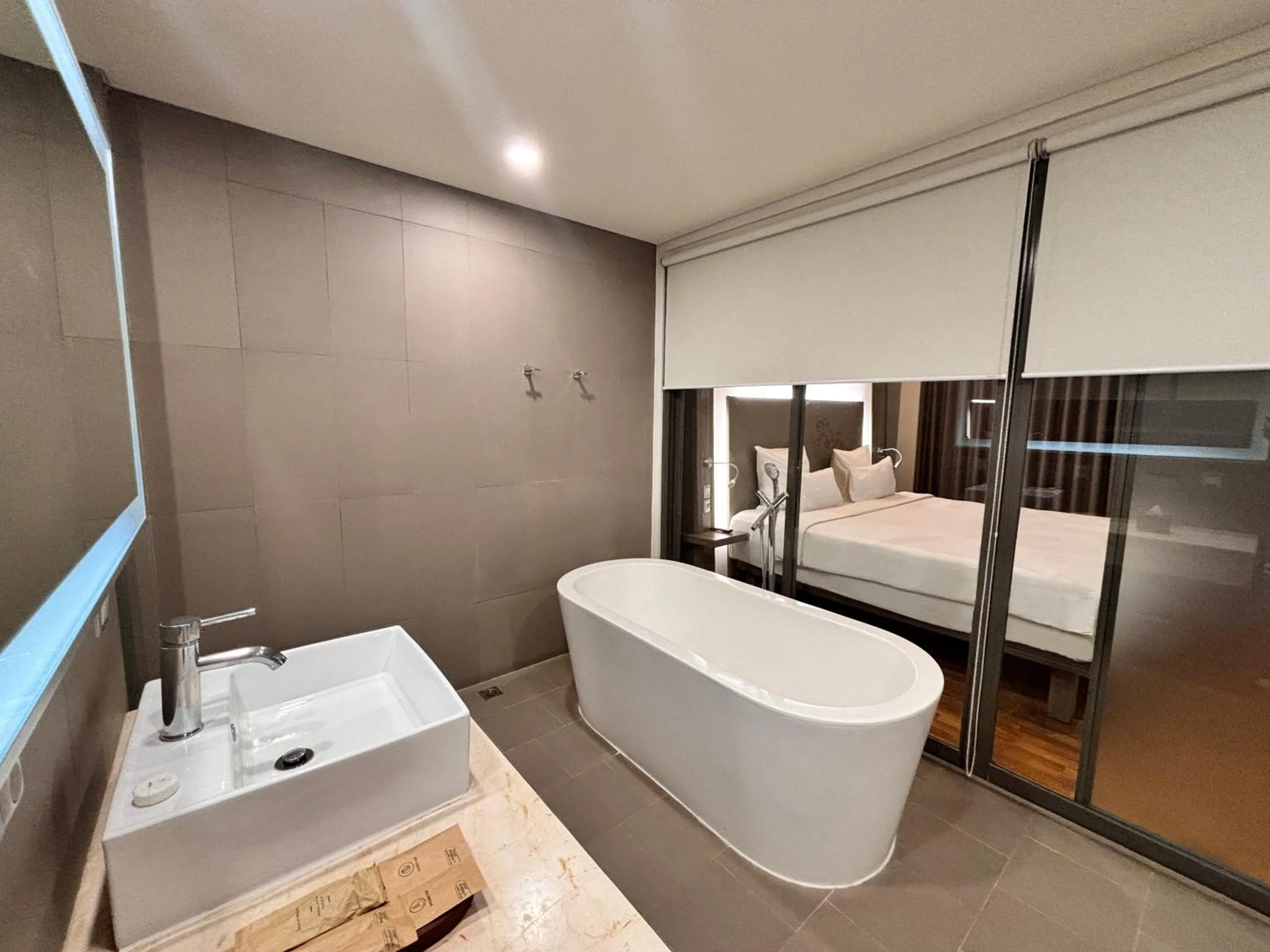 Bath, Bed in Novotel Banjarmasin Airport