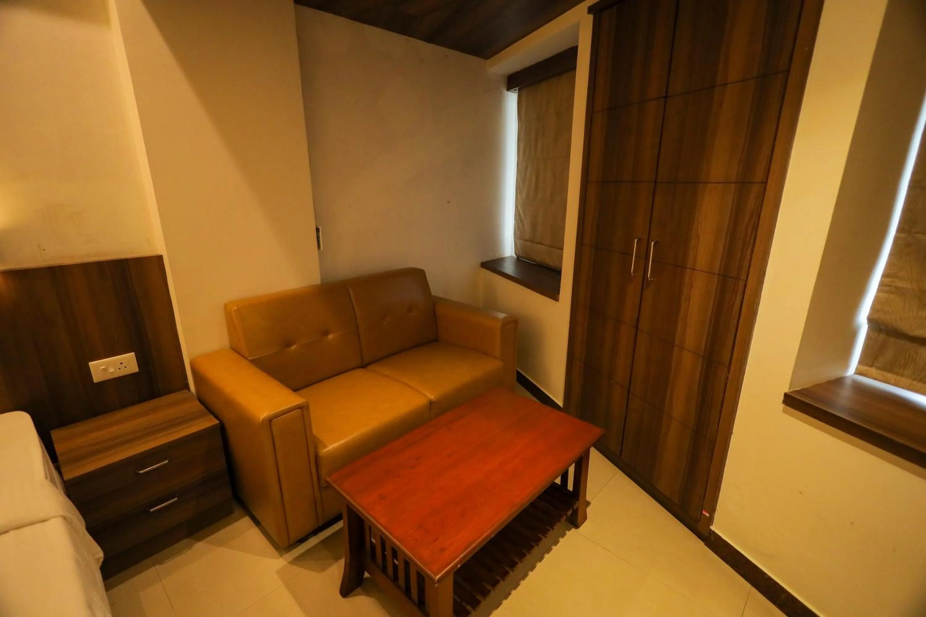 Living room in Metro Plaza Hotel by RAK Rooms, Mangaluru