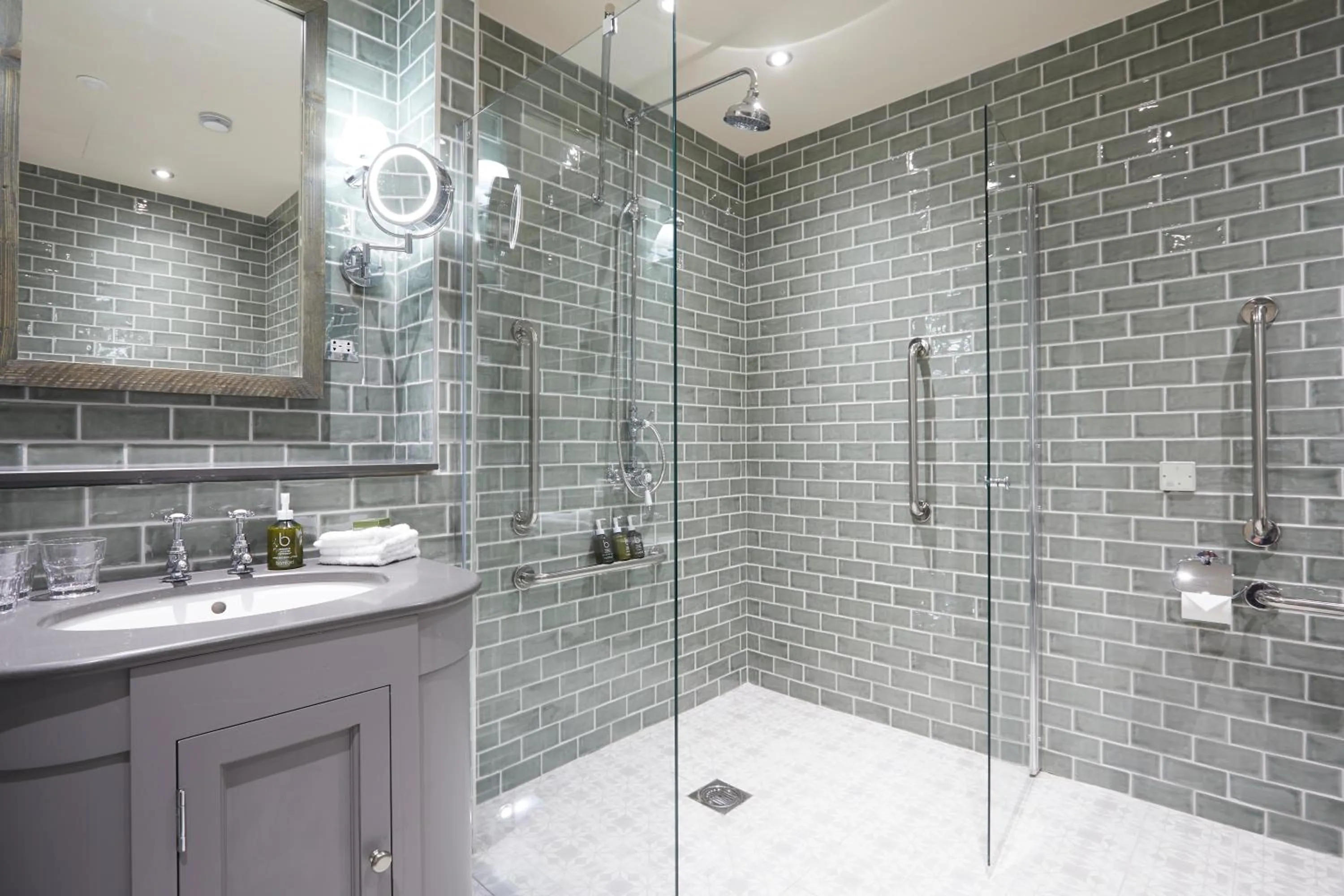 Shower in The Duncombe Arms