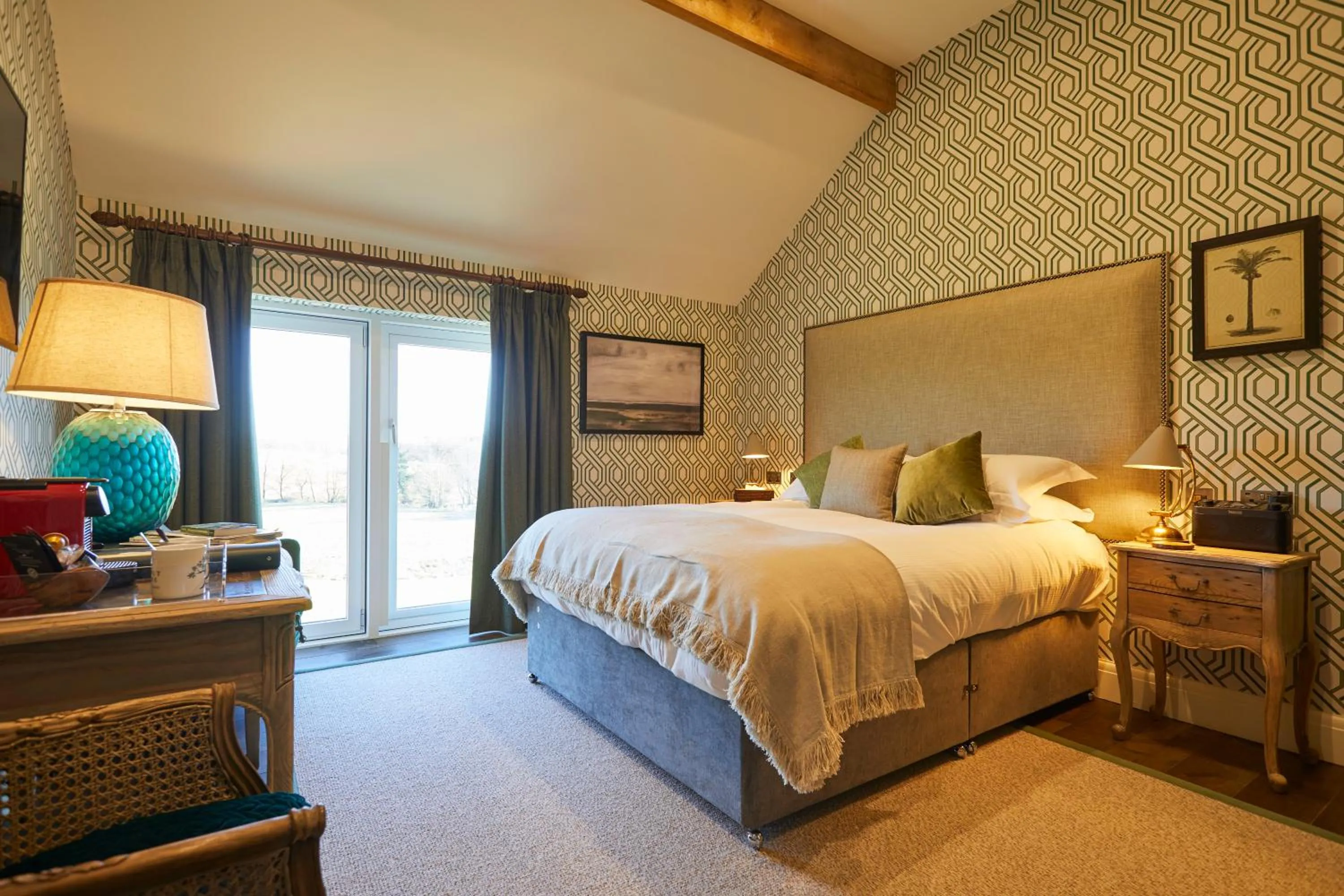 Photo of the whole room, Bed in The Duncombe Arms