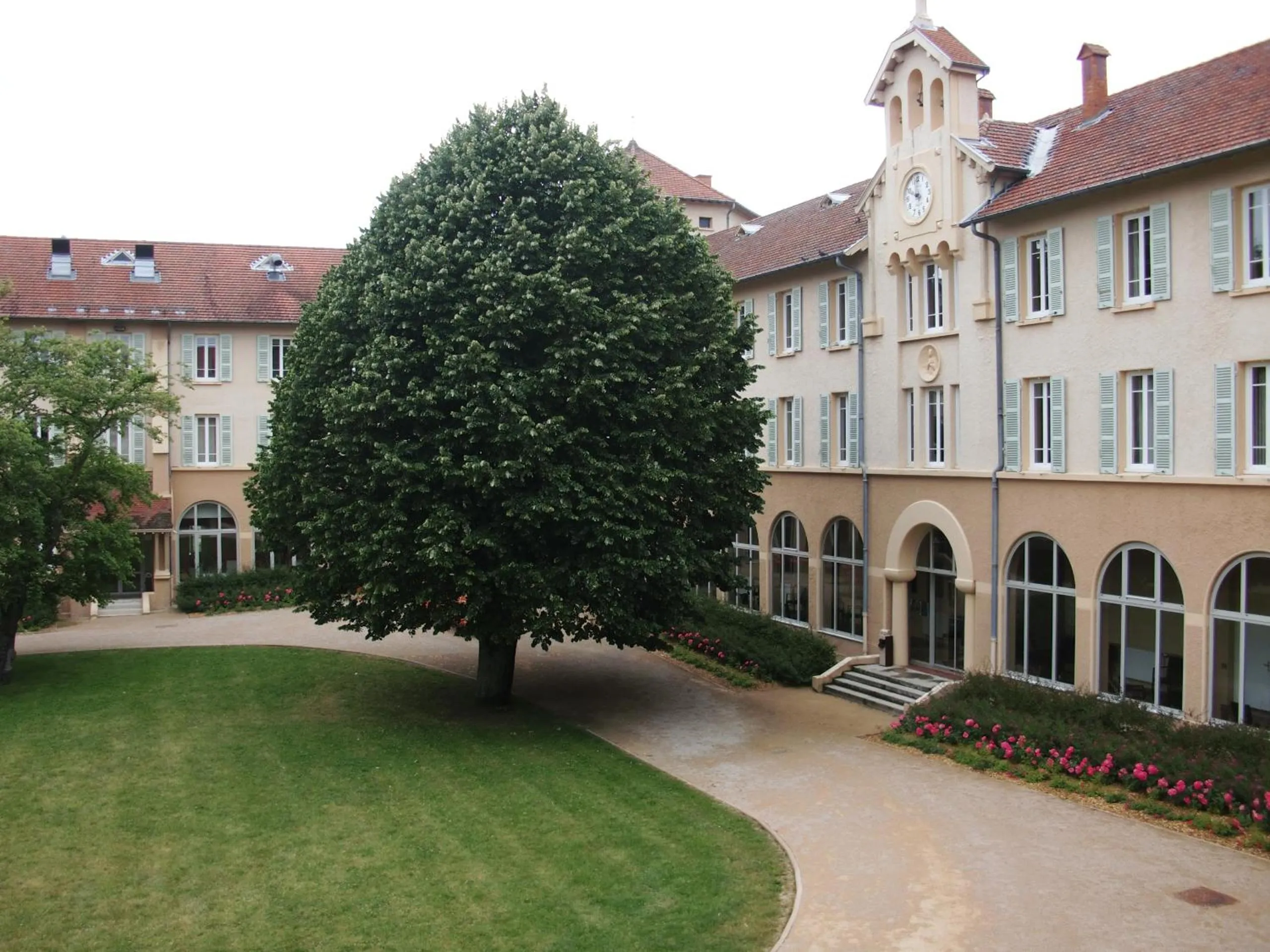 Inner courtyard view in Domaine Lyon Saint Joseph