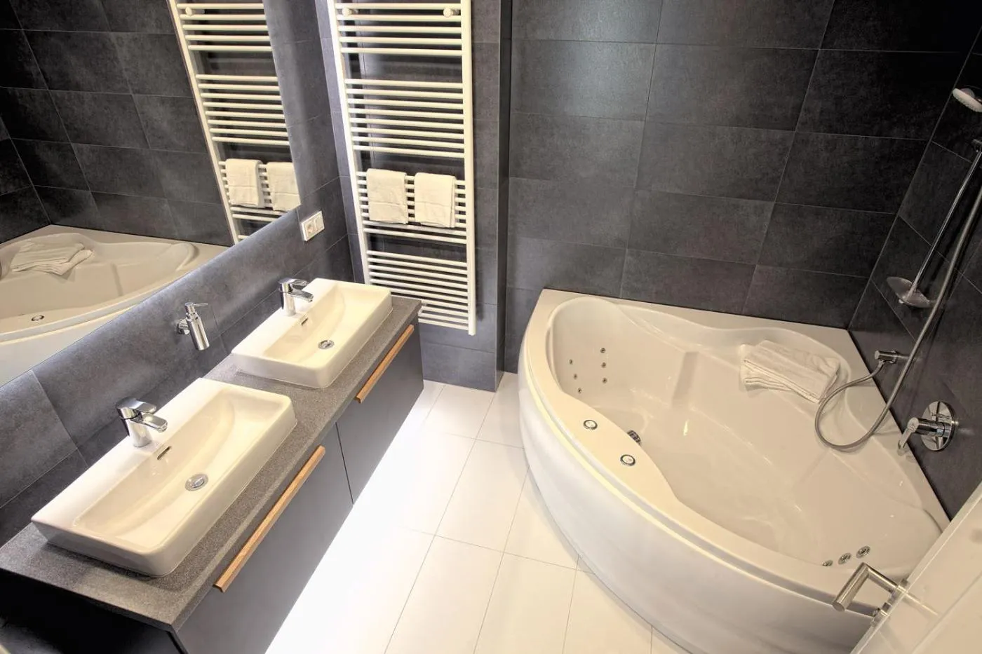 Hot Tub in Marina Apartments Regensburg