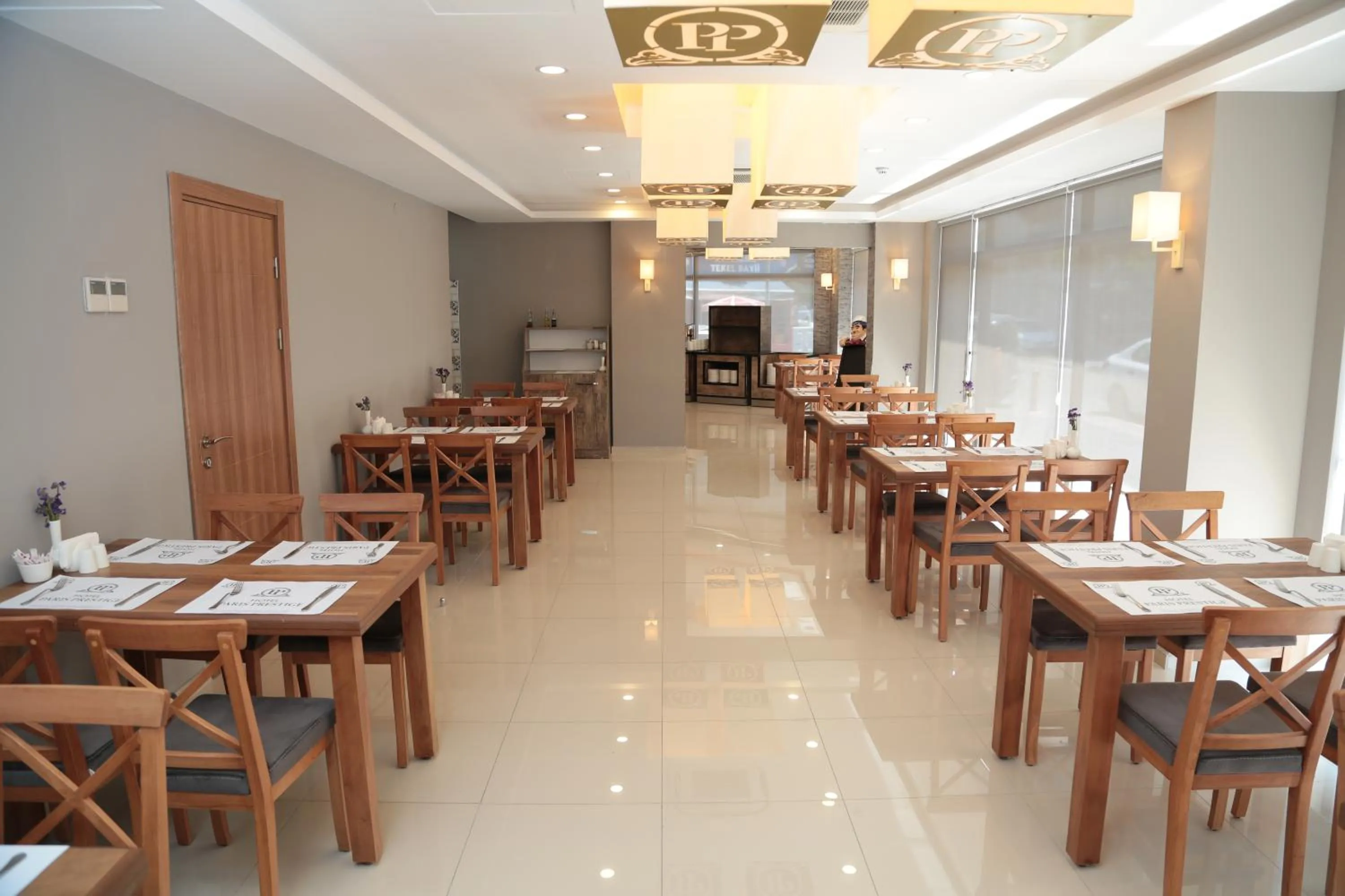 Restaurant/places to eat in Hotel Paris Prestige