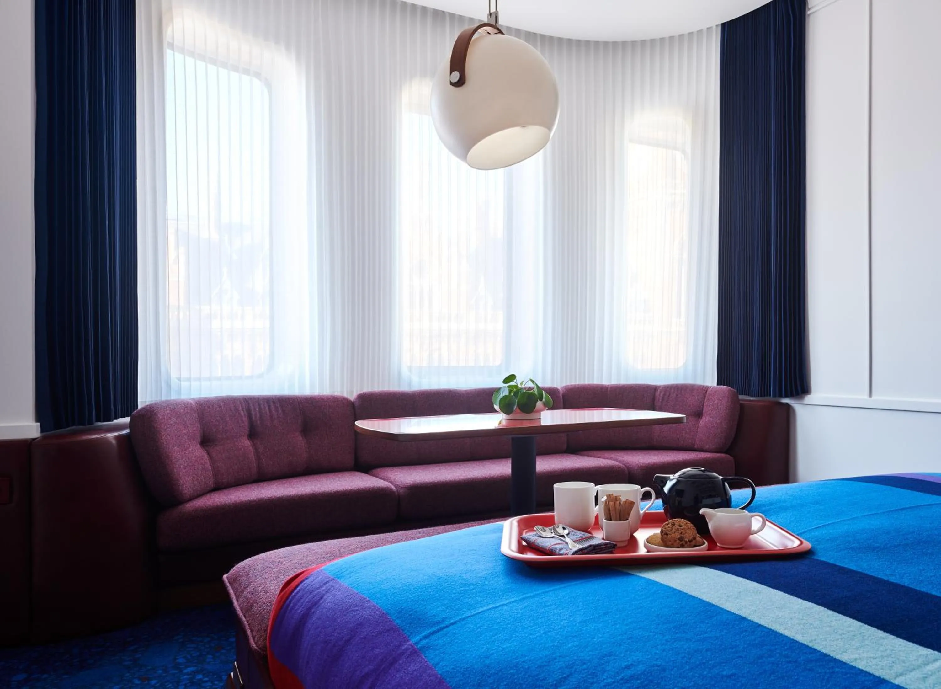 Seating area, Bed in The Standard London