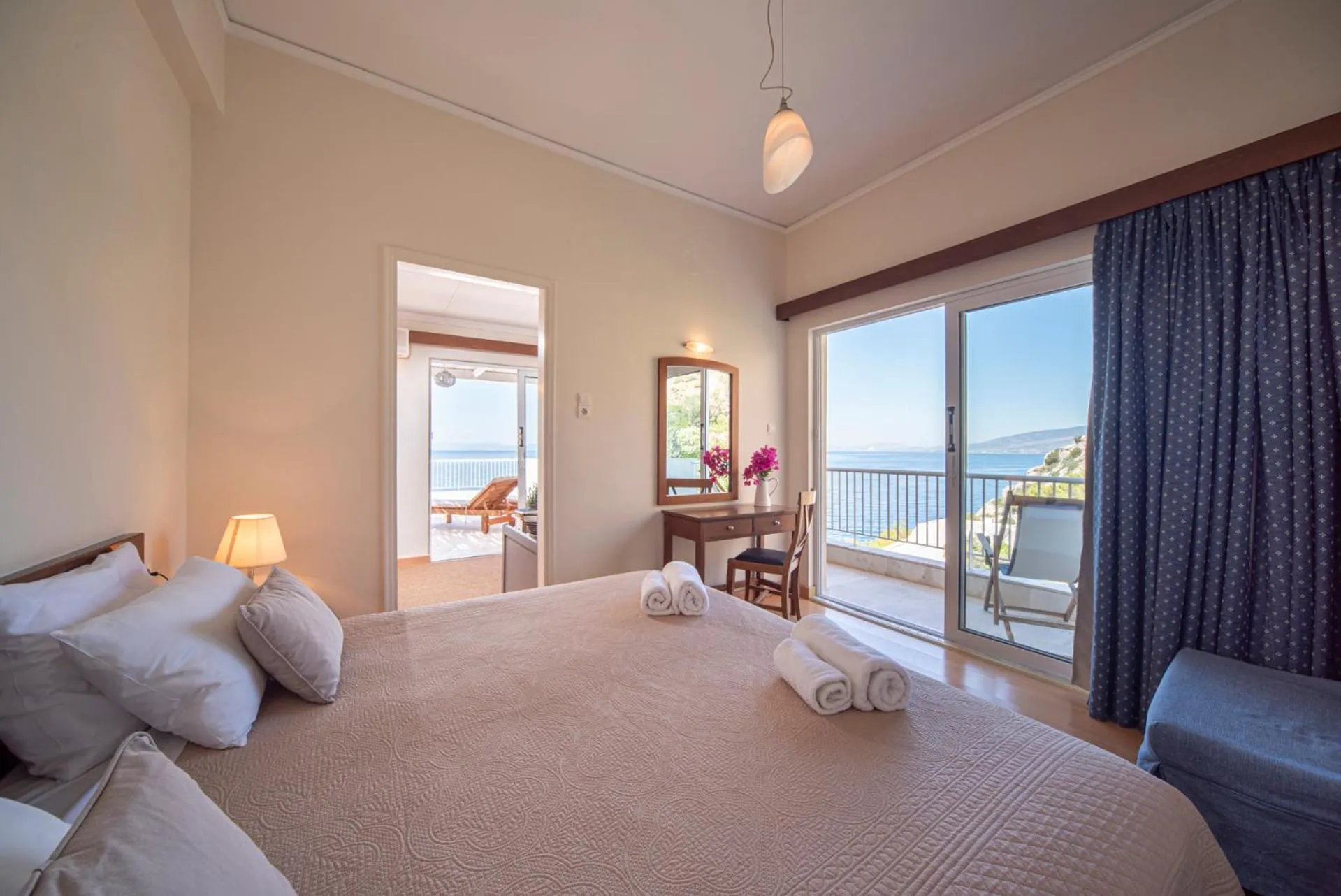 Photo of the whole room, Bed in Hotel Cokkinis