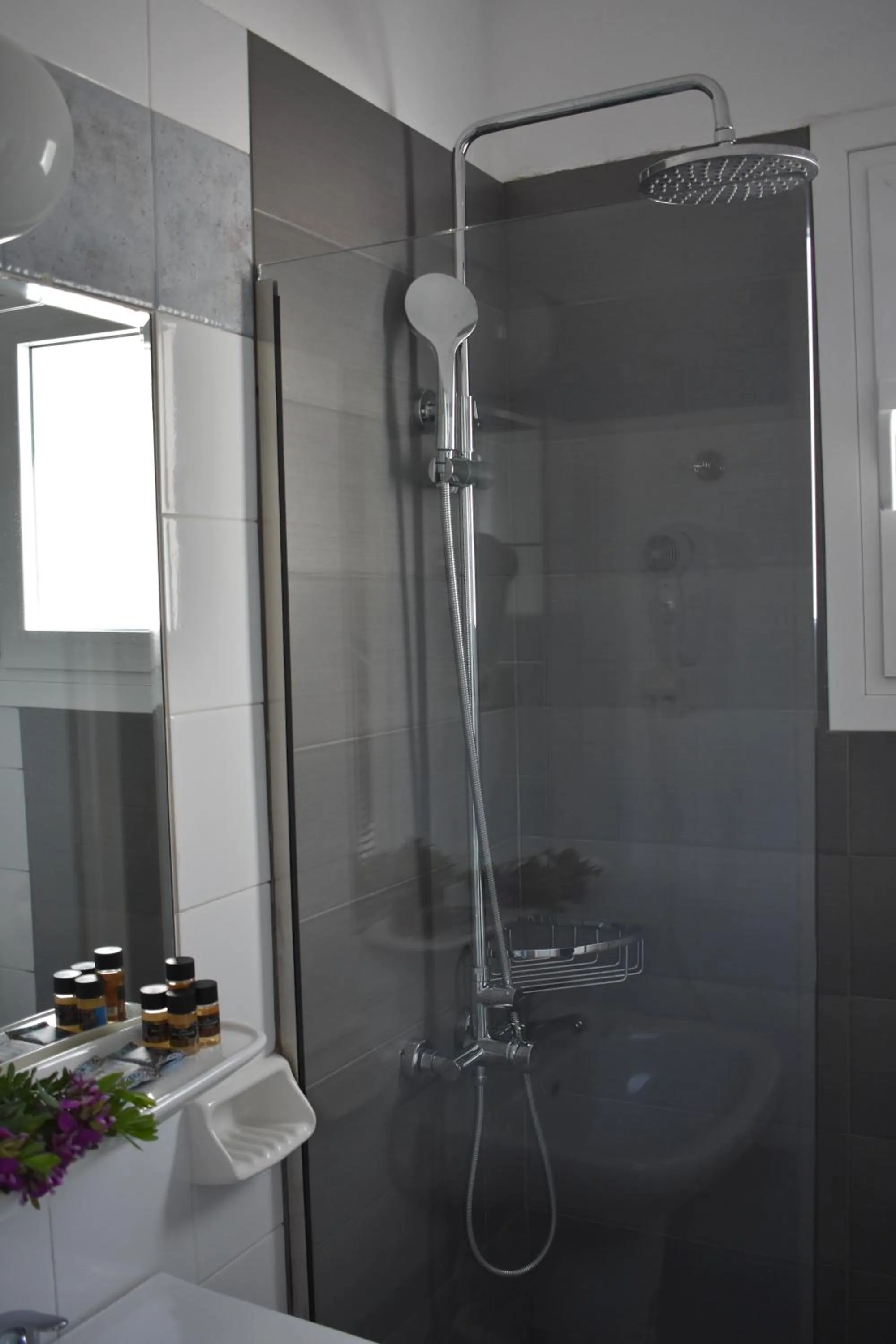 Shower in Hotel Cokkinis
