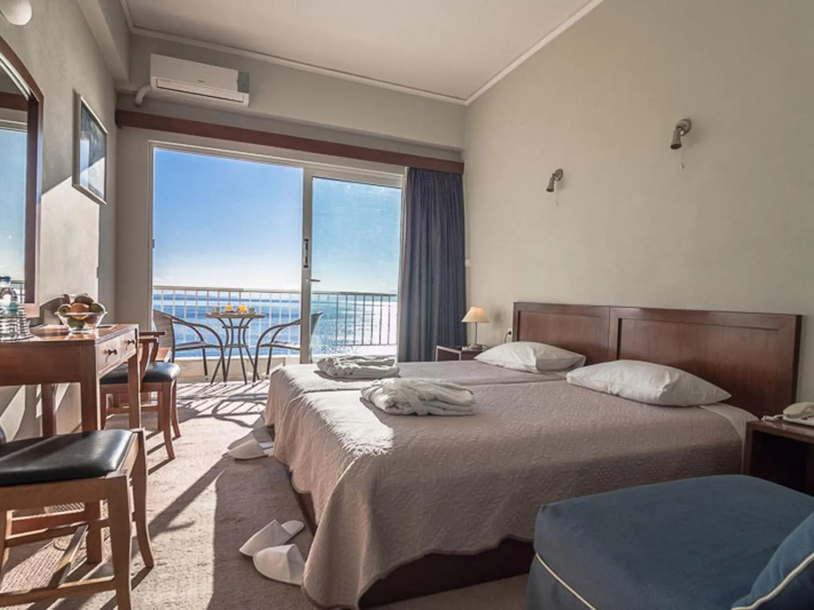 Photo of the whole room, Bed in Hotel Cokkinis