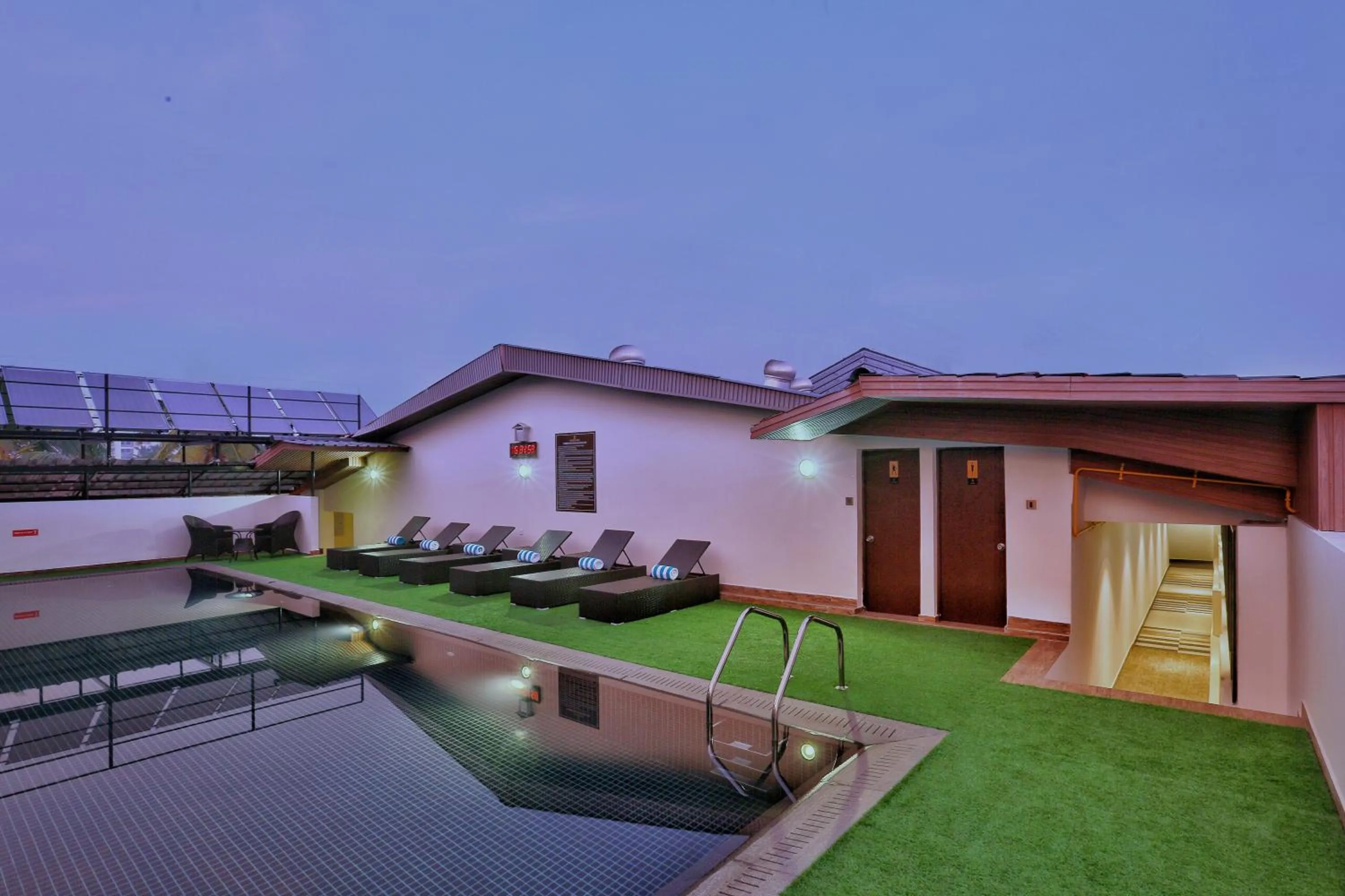 Swimming pool in Hotel Luminara