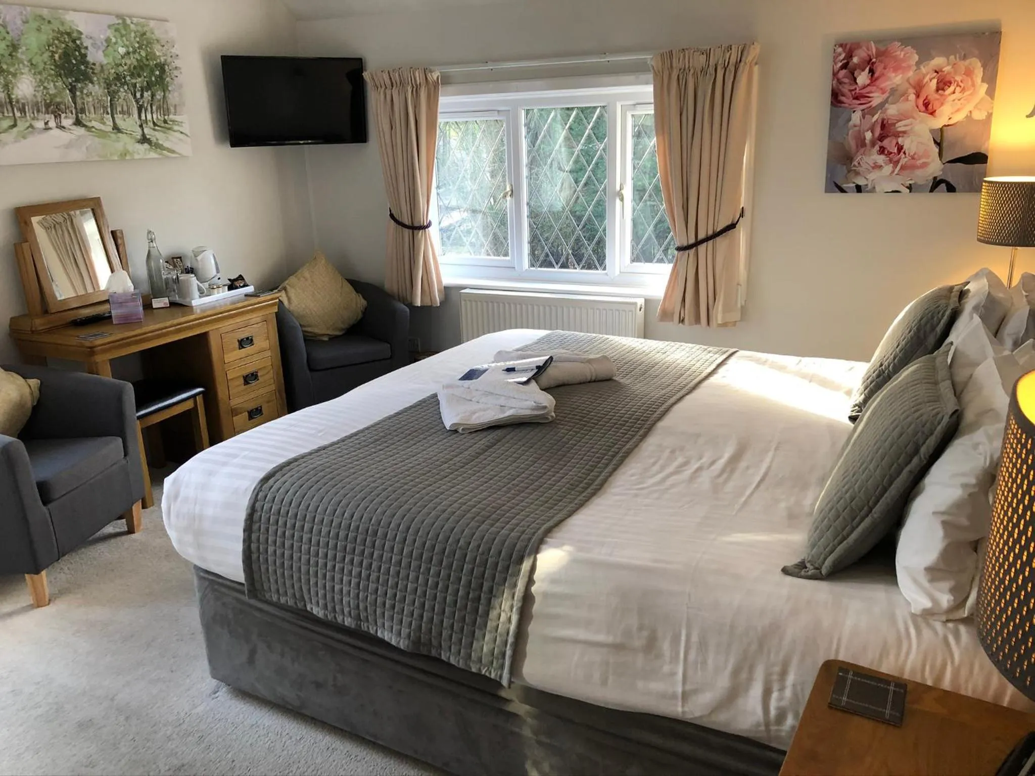 Property building, Bed in Trumbles Gatwick B&B