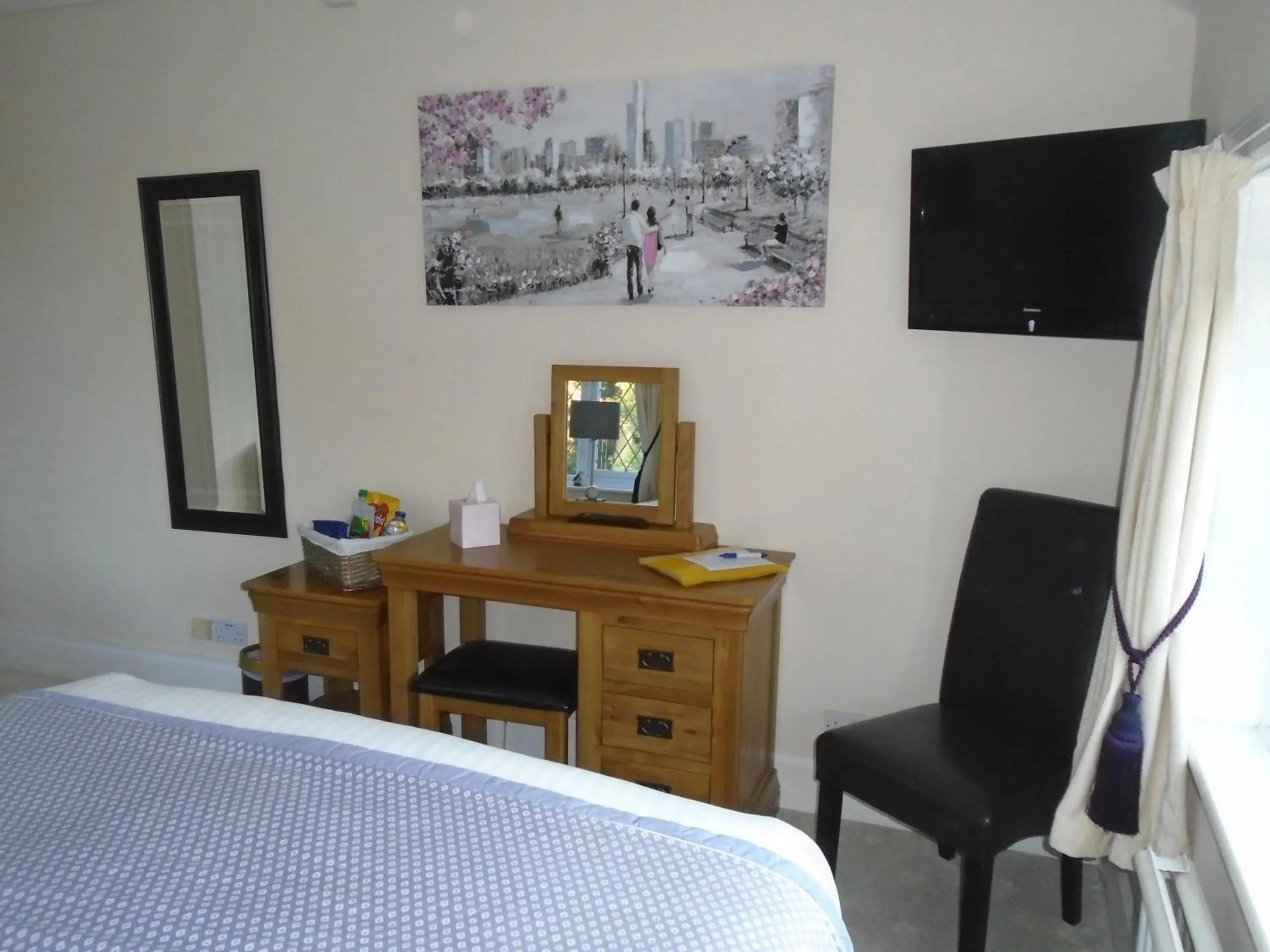 TV and multimedia, Bed in Trumbles Gatwick B&B