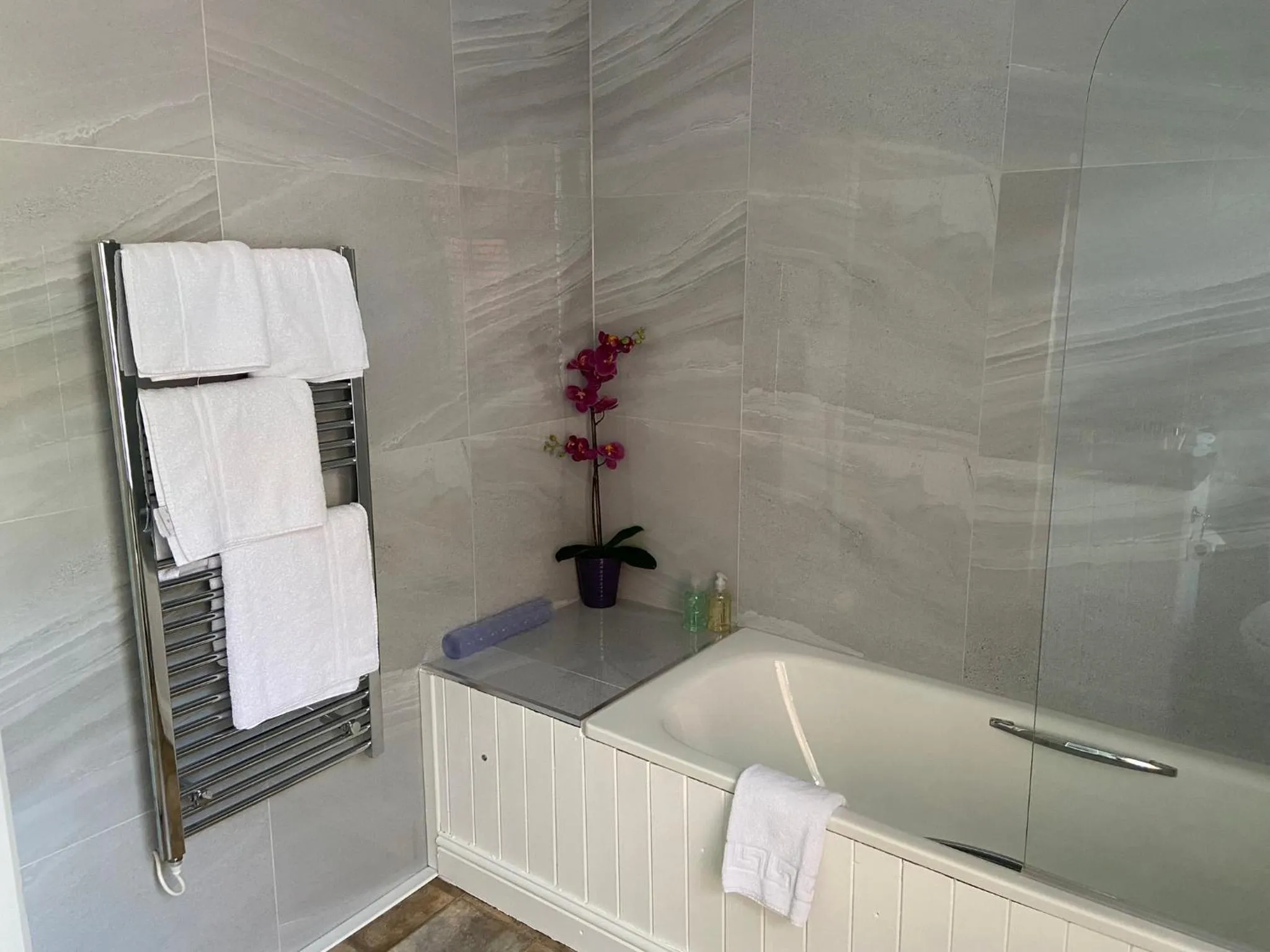 Bathroom in Trumbles Gatwick B&B