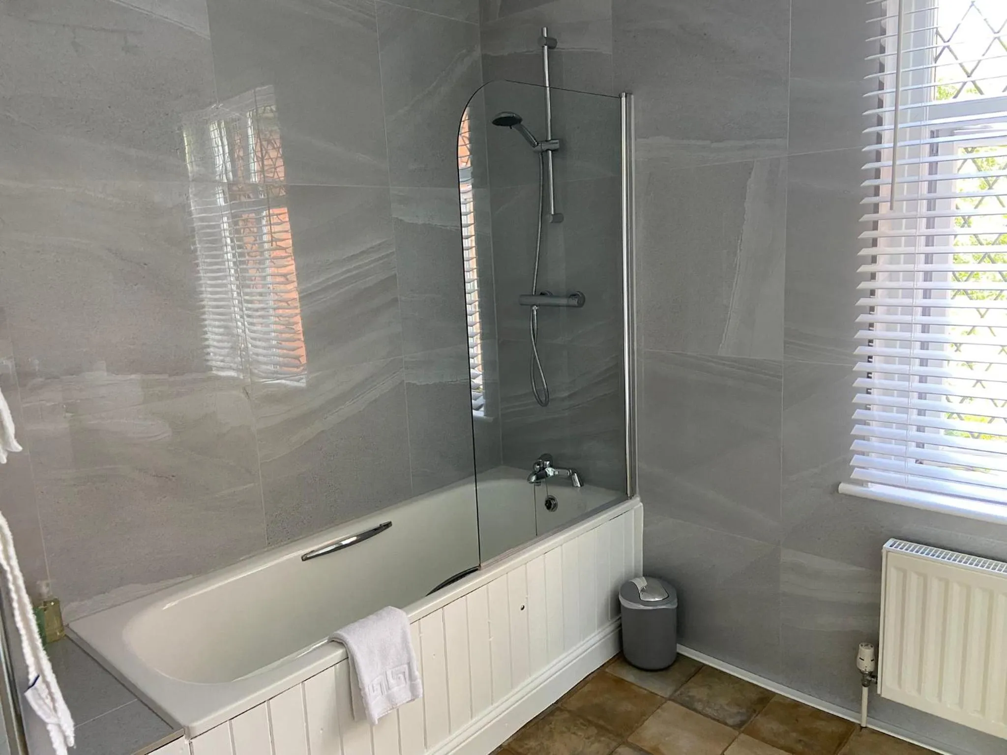 Bathroom in Trumbles Gatwick B&B