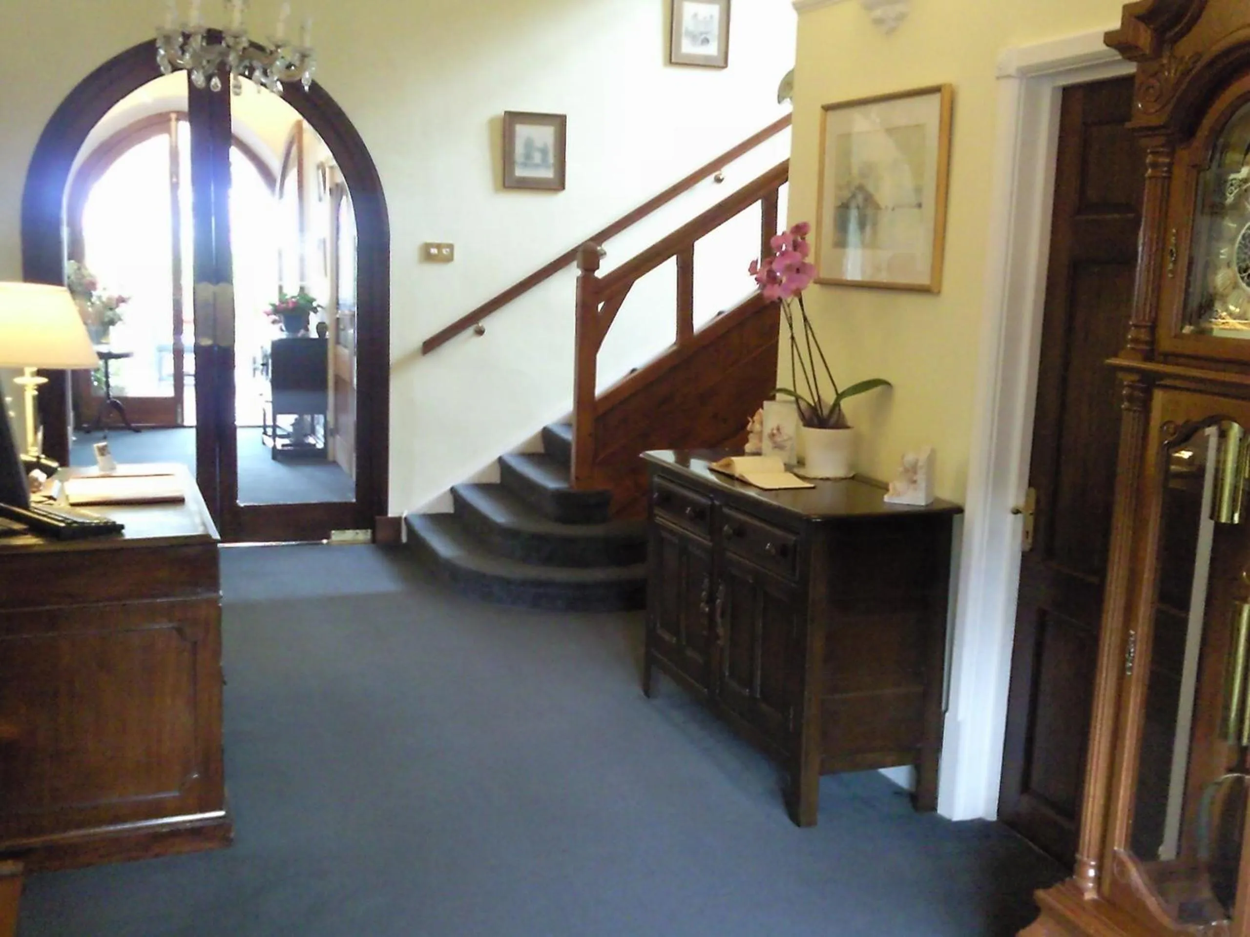 Lobby or reception in Trumbles Gatwick B&B
