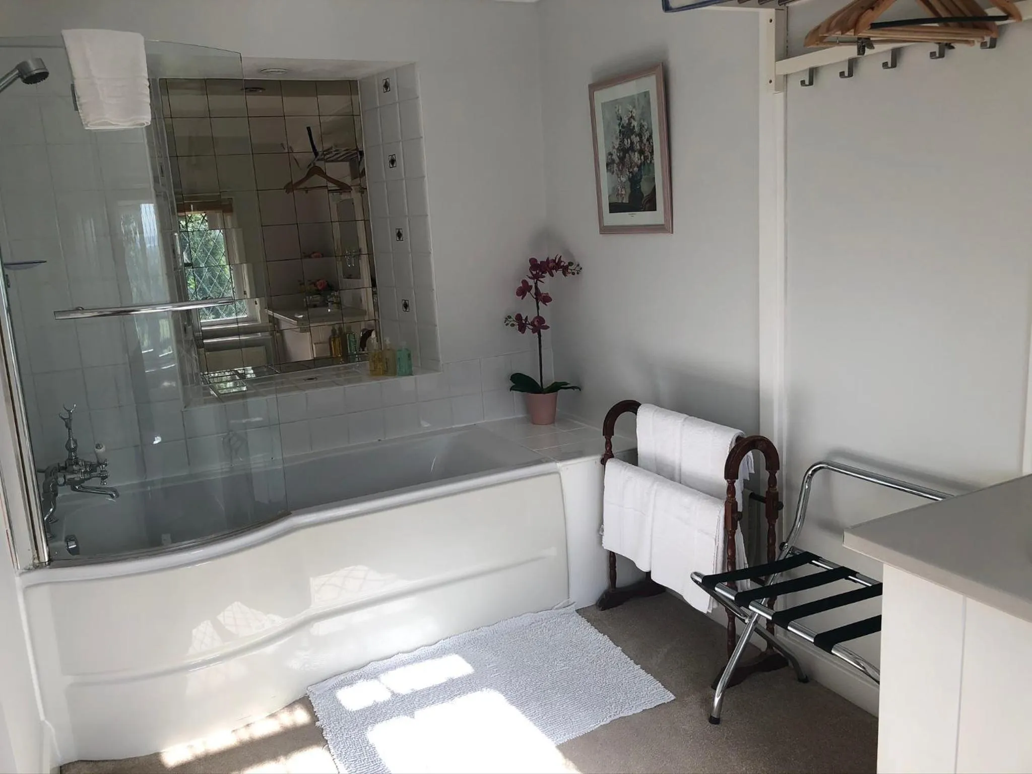 Bathroom in Trumbles Gatwick B&B