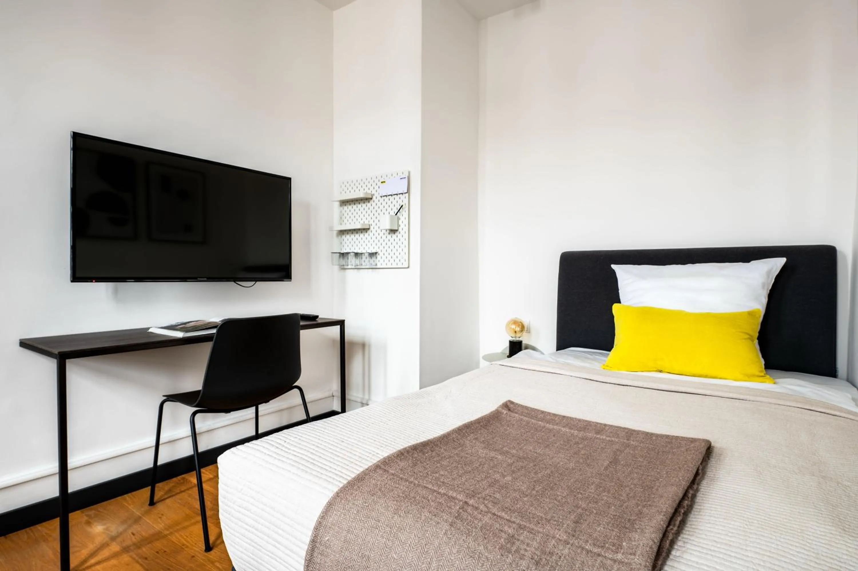 Photo of the whole room, Bed in ipartment Wolfsburg