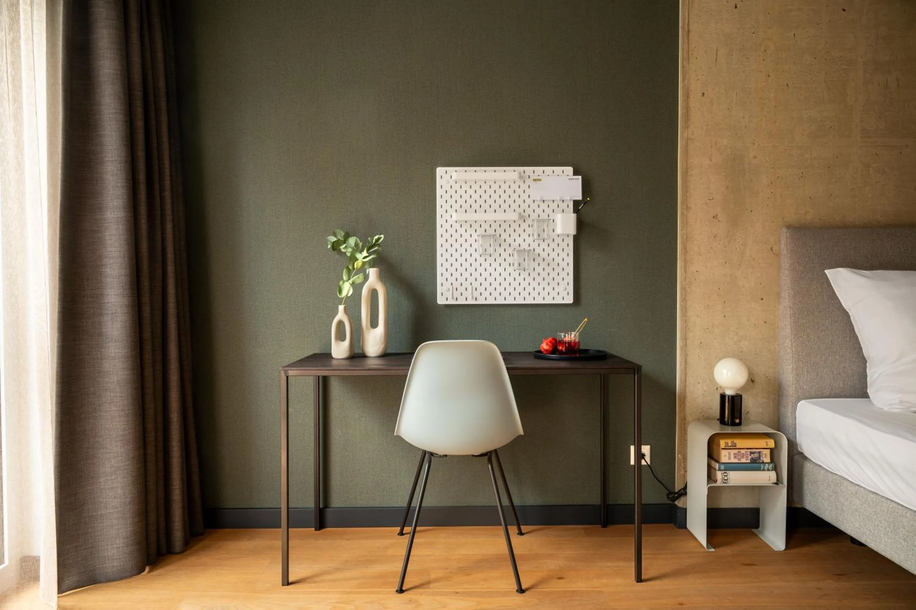 Seating area, Bed in ipartment Wolfsburg