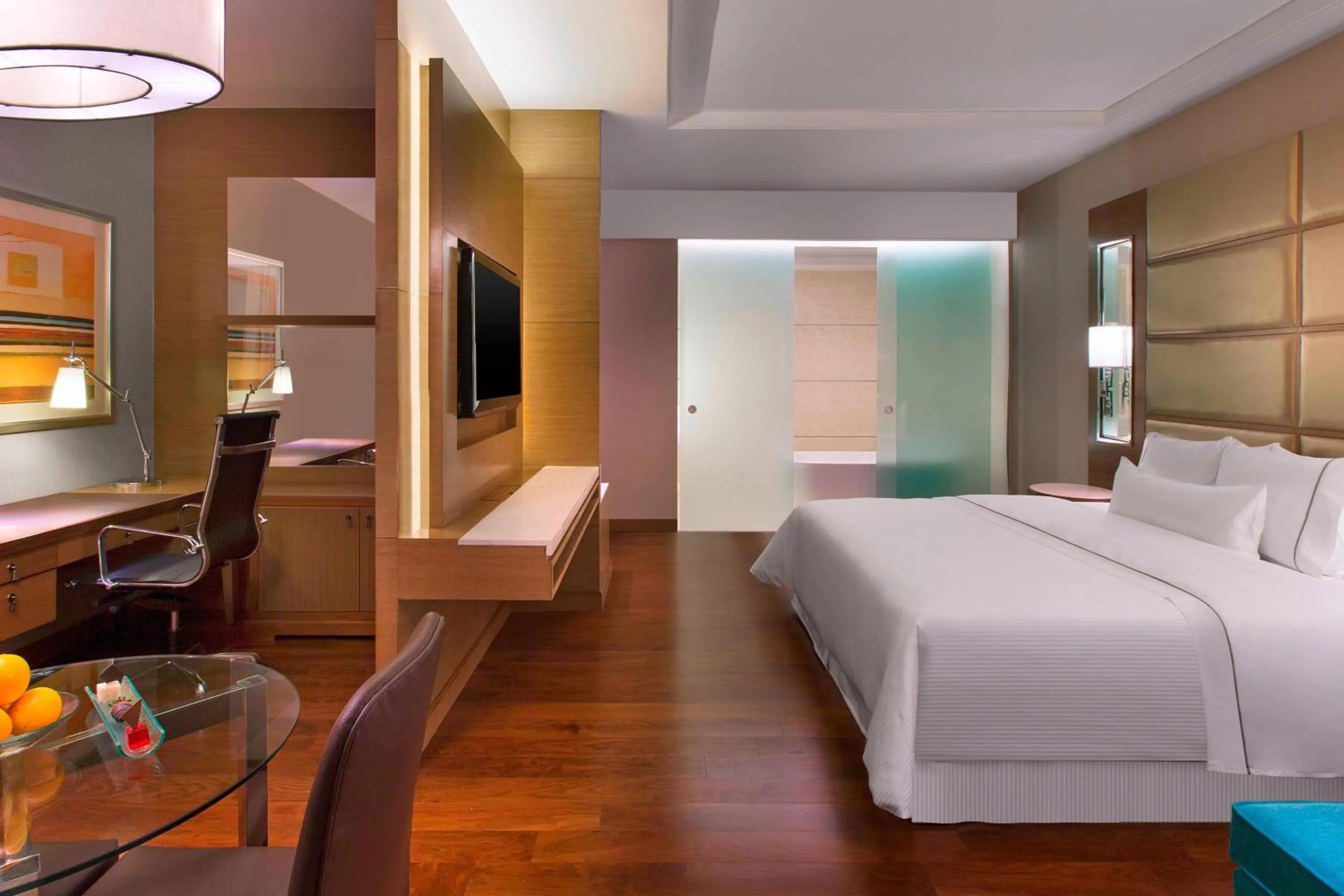 Photo of the whole room, Bed in The Westin Chennai Velachery